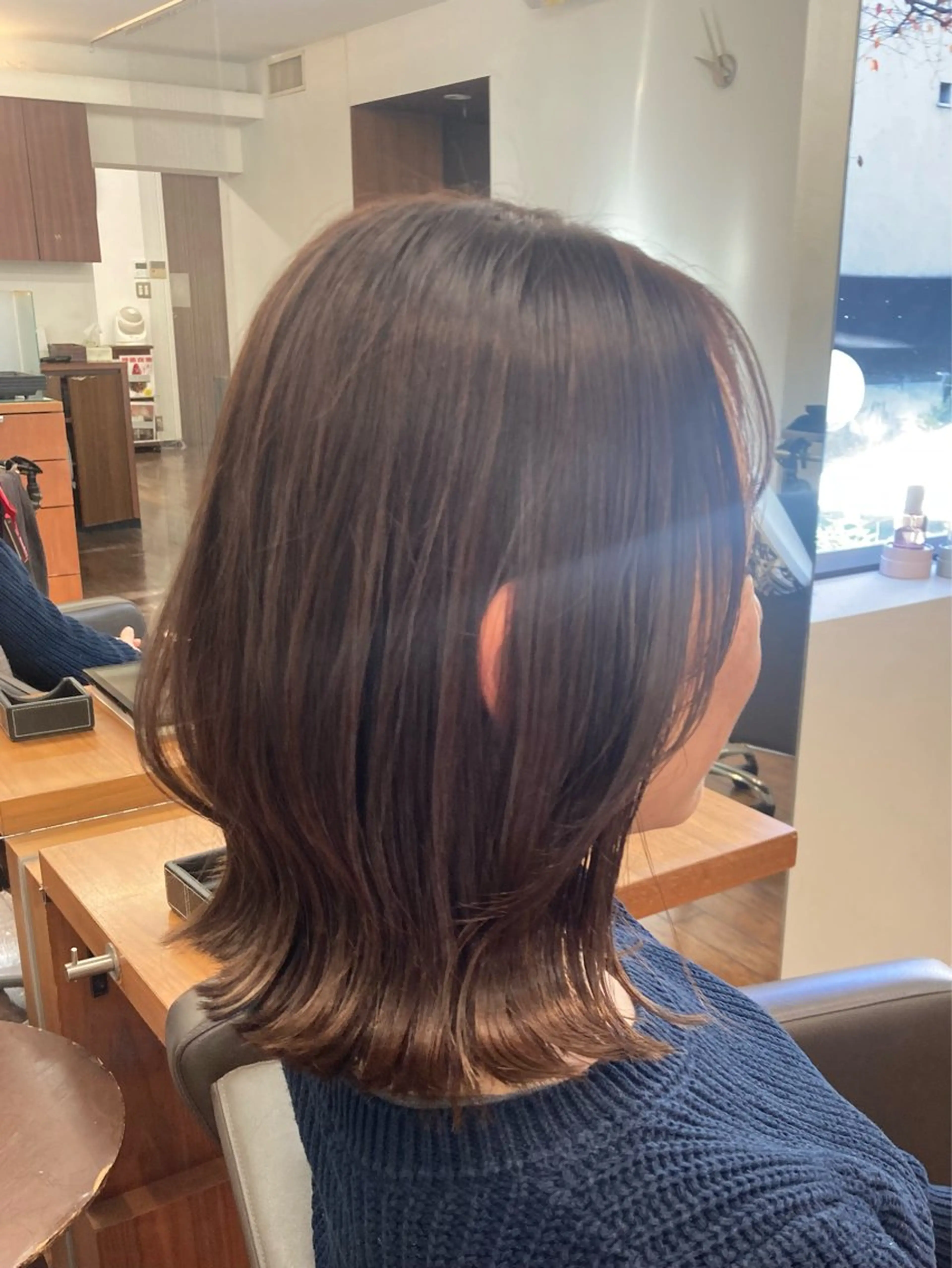 ミディアム 顔まわりレイヤー 顔周りカット レイヤーカット 小顔カット 外ハネヘア カット トリートメント 縮毛矯正🌈 三浦暢輝のヘアスタイル