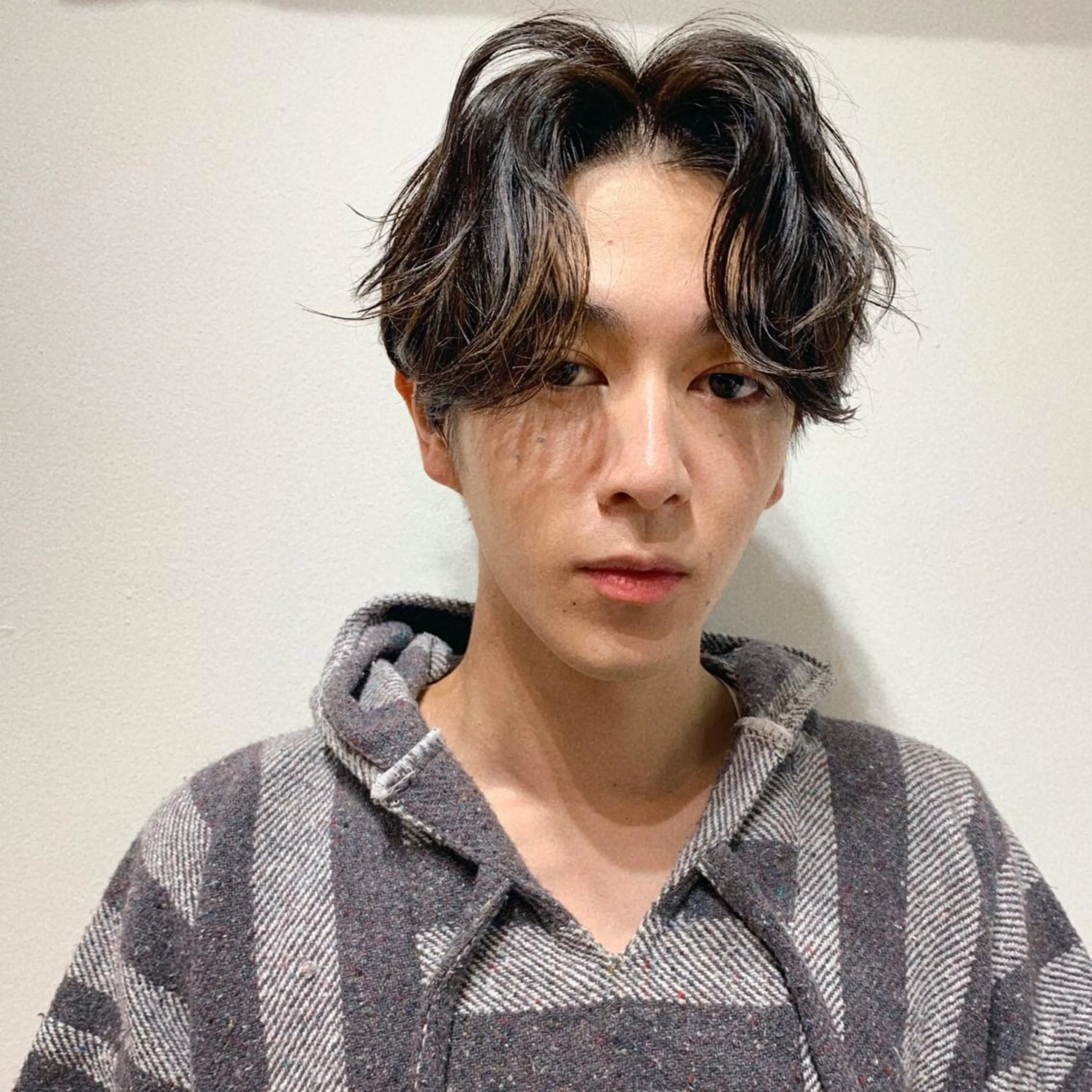 ミディアム パーマ メンズ ミディアムパーマ センターパート メンズ韓国風 マッシュウルフ マッシュ Chill所属・三矢 ちなつのヘアスタイル