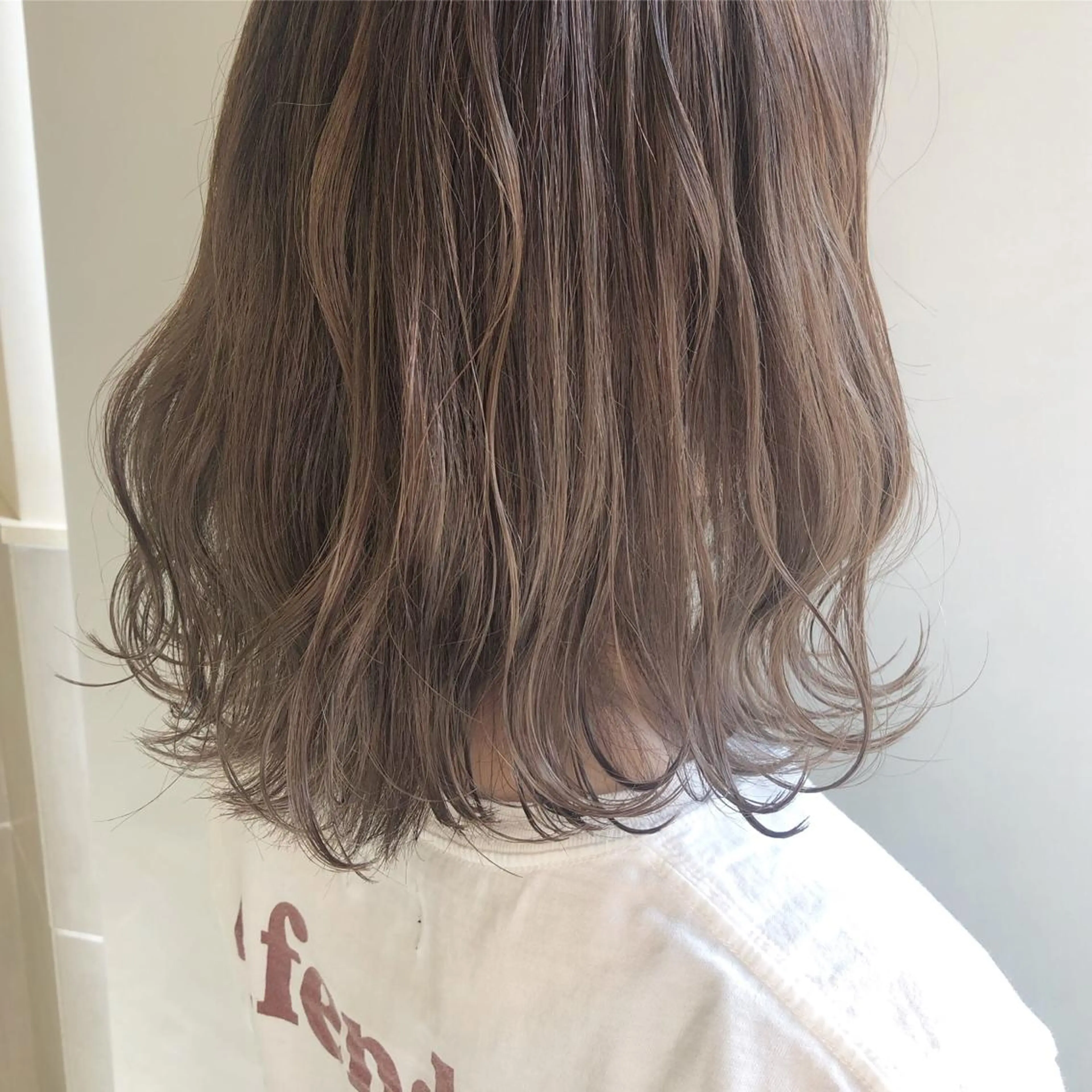 ミディアム カラー ベージュカラー フォギーベージュ ハイライトカラー ハイライト カット ヘアカラー 齋藤 咲のヘアスタイル