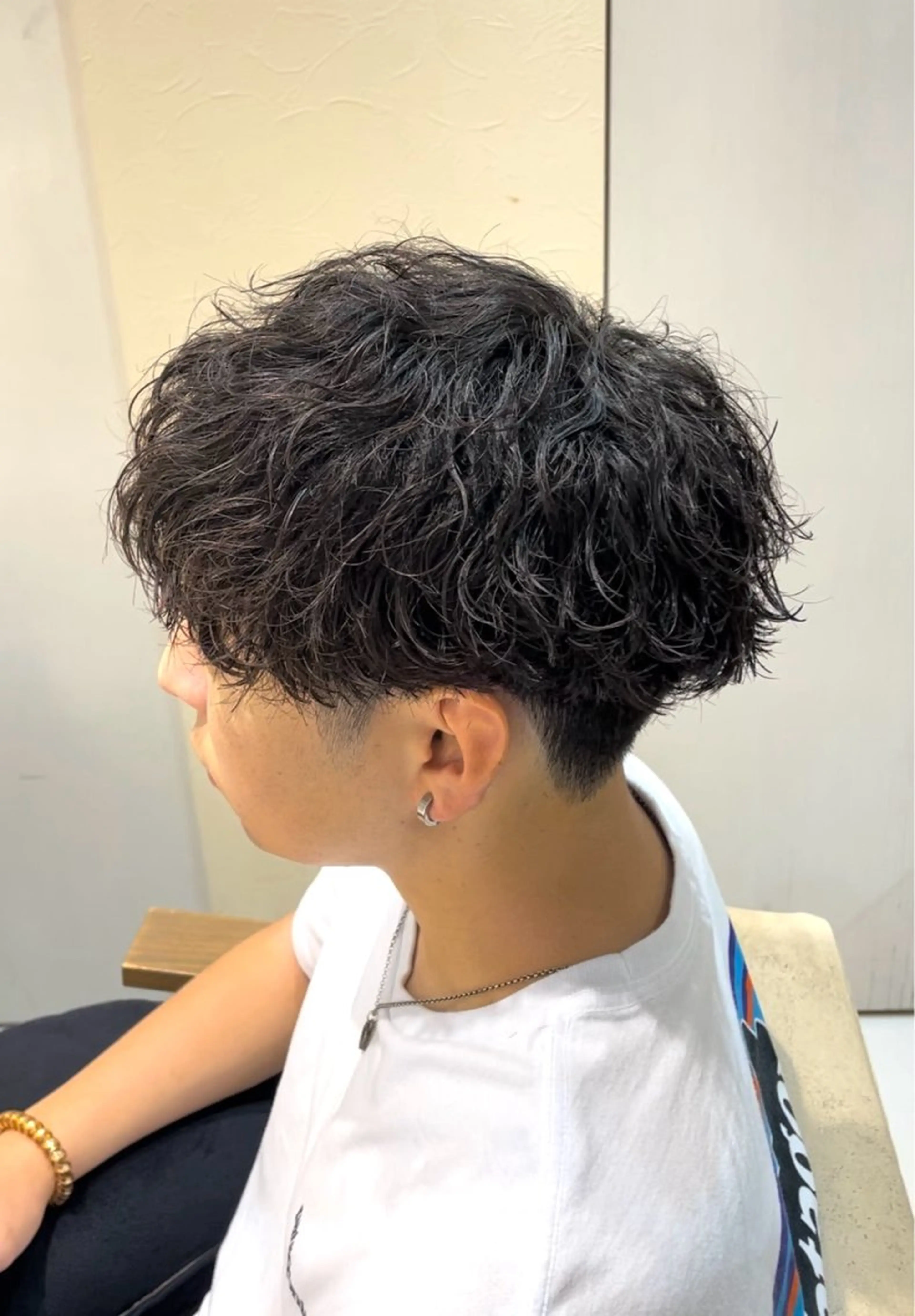 ミディアム パーマ メンズ ミディアムパーマ ダウンパーマ メンズパーマ 学生（メンズ向け） 波巻きパーマ 本厚木｜縮毛矯正/ 酸性スト専門サロンのヘアスタイル