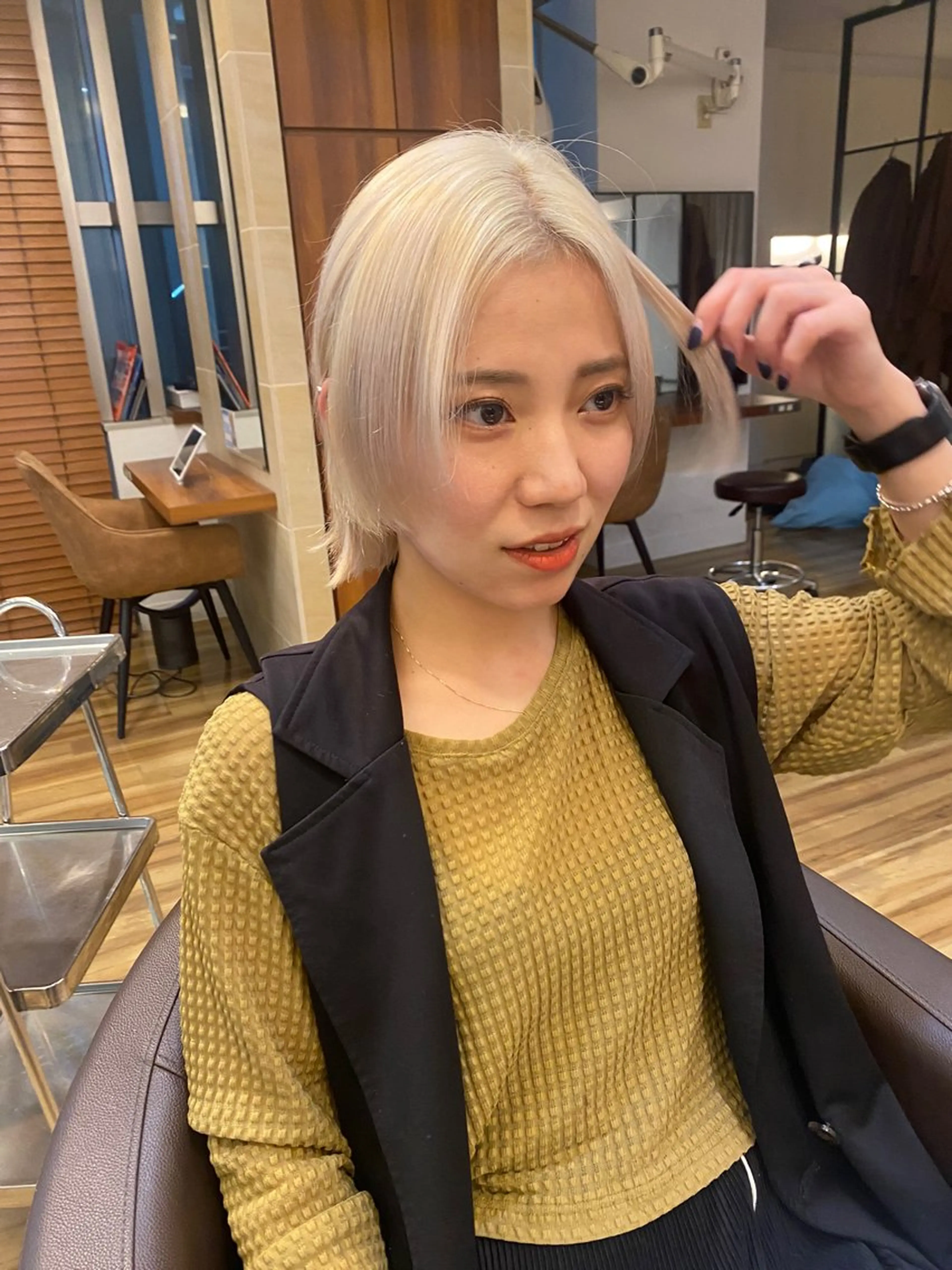 ショート カラー ベージュカラー ホワイトベージュ ボブ ウルフカット カット ヘアカラー トリートメント レイヤーカット /透明感/千葉怜寿のヘアスタイル