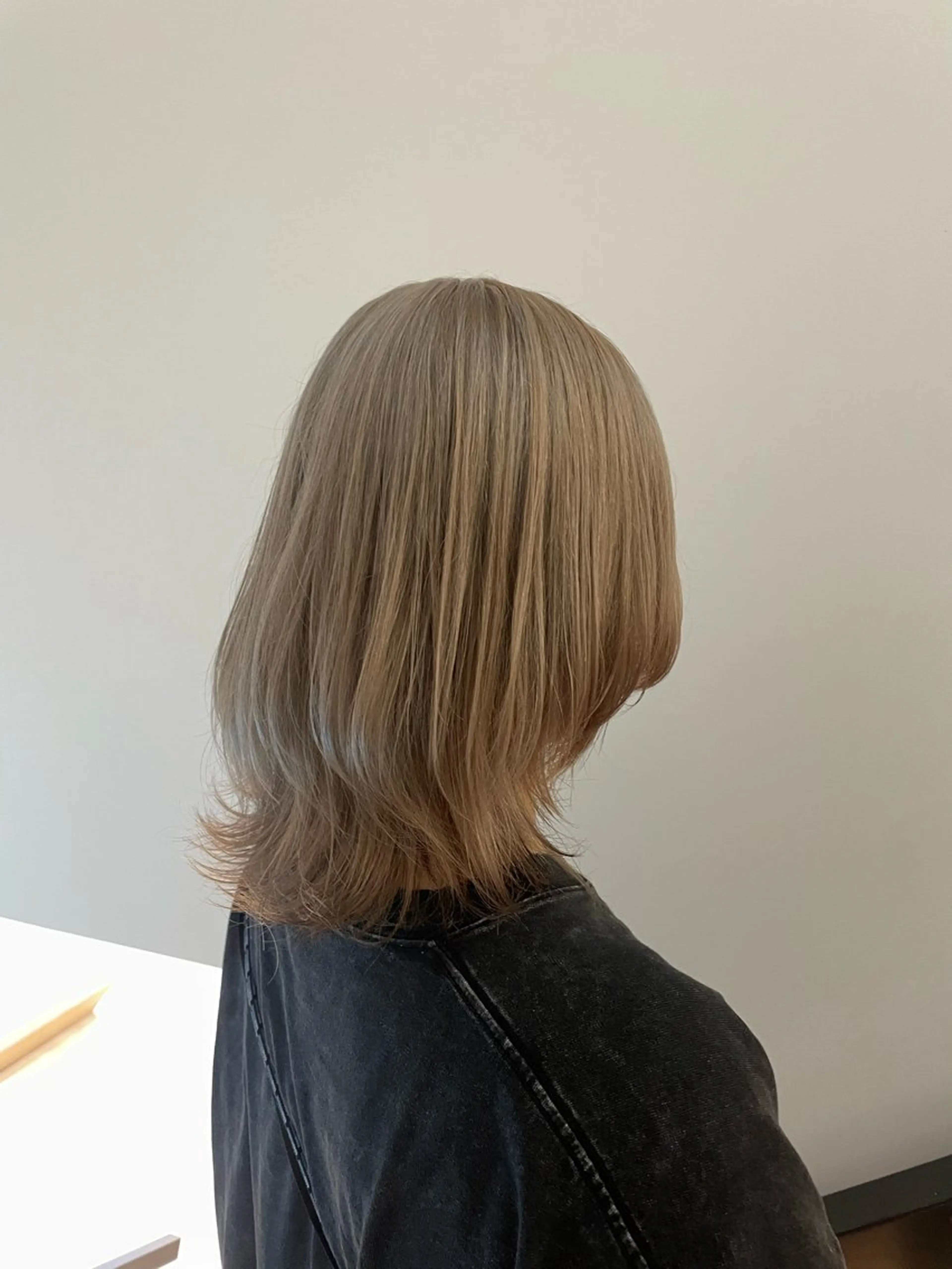 ミディアム カラー ヘアカラー 🌟暖色系ハイトーン 🌟AIのヘアスタイル