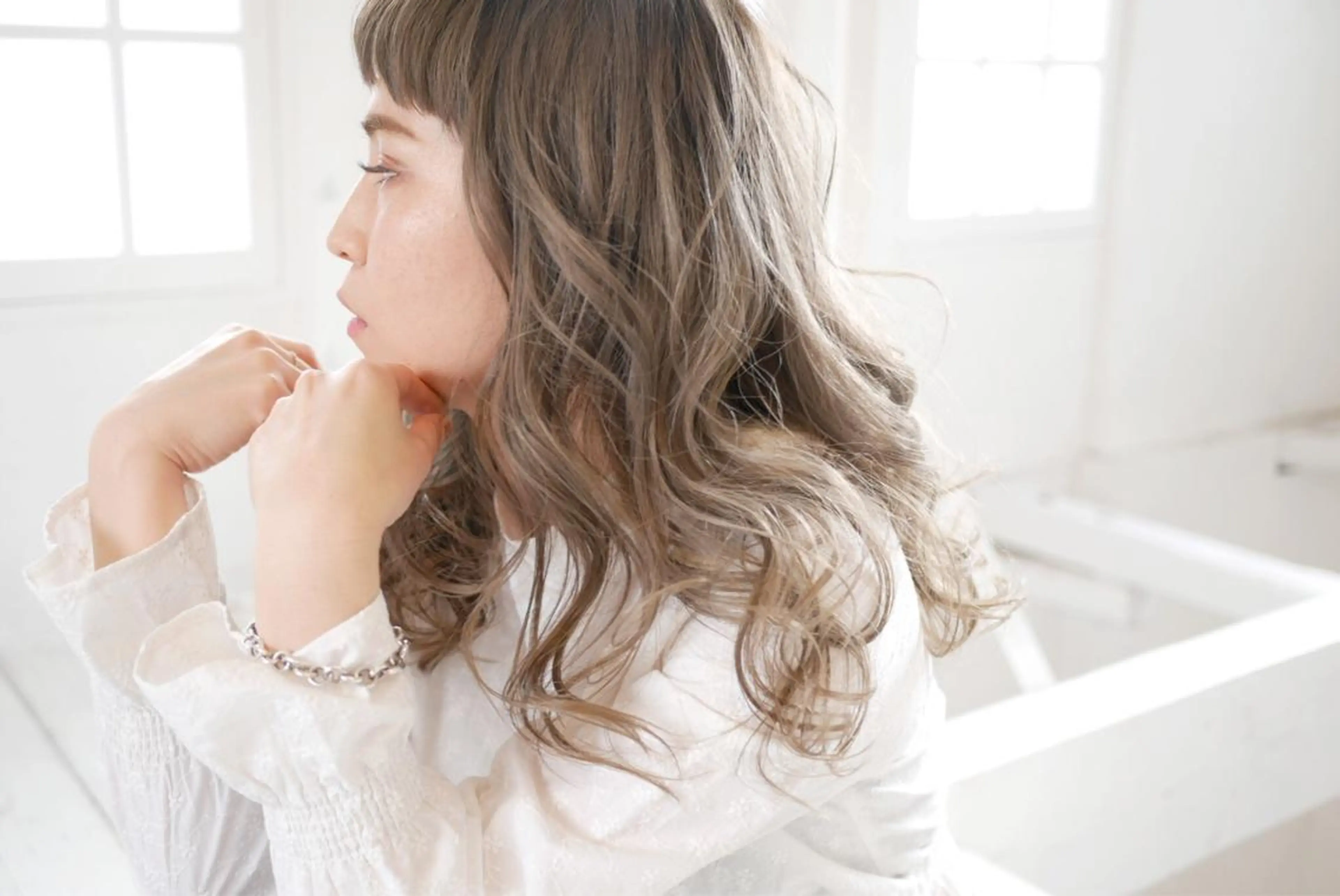 セミロング カラー ブリーチ 髪質改善美容師 中村　一のヘアスタイル