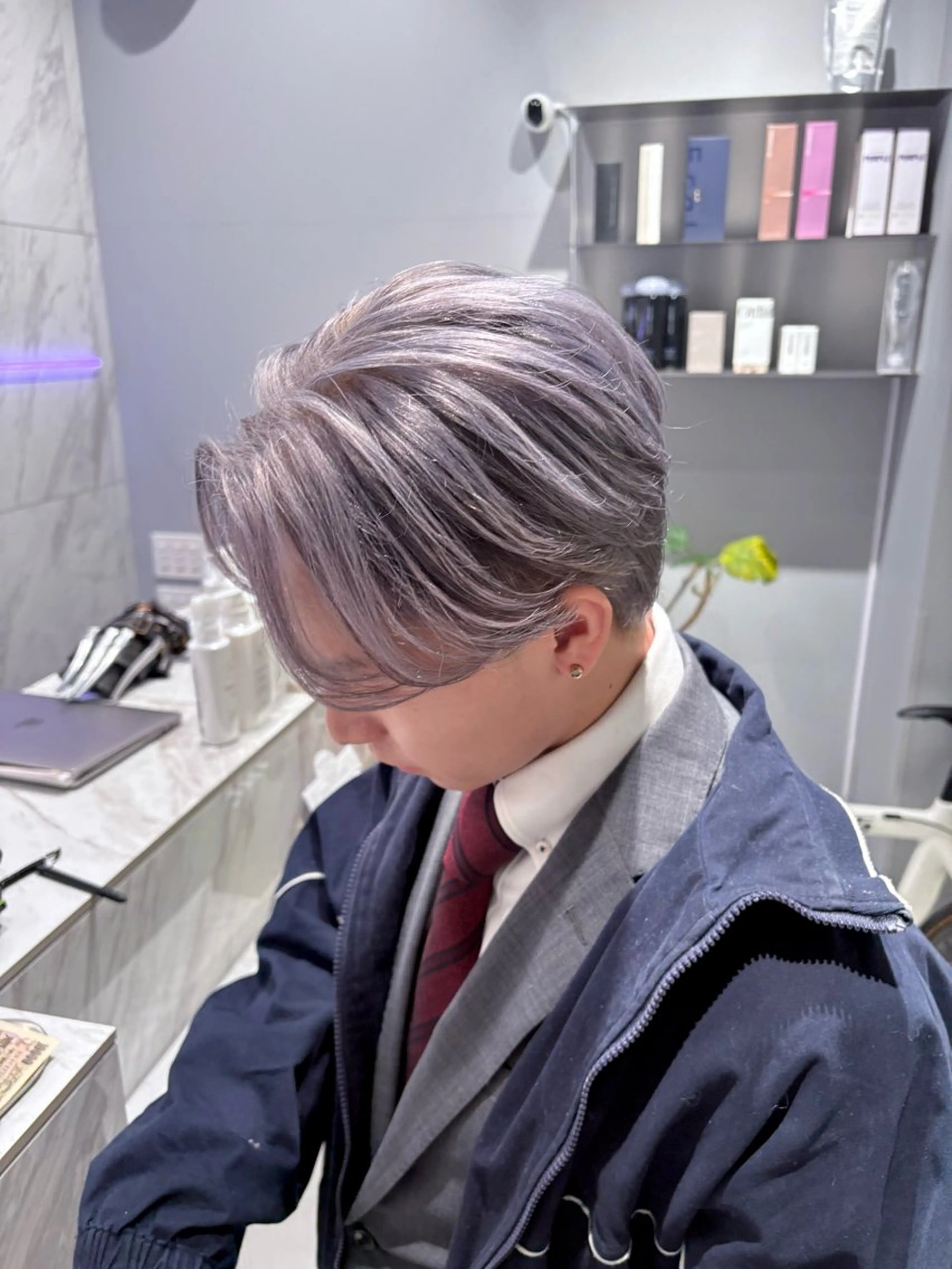 ショート カラー メンズ メンズブリーチ ブリーチ ケアブリーチ デザインカラー シルバー カット ヘアカラー トリートメント 菜々🫧新宿 透明感ケアブリーチのヘアスタイル