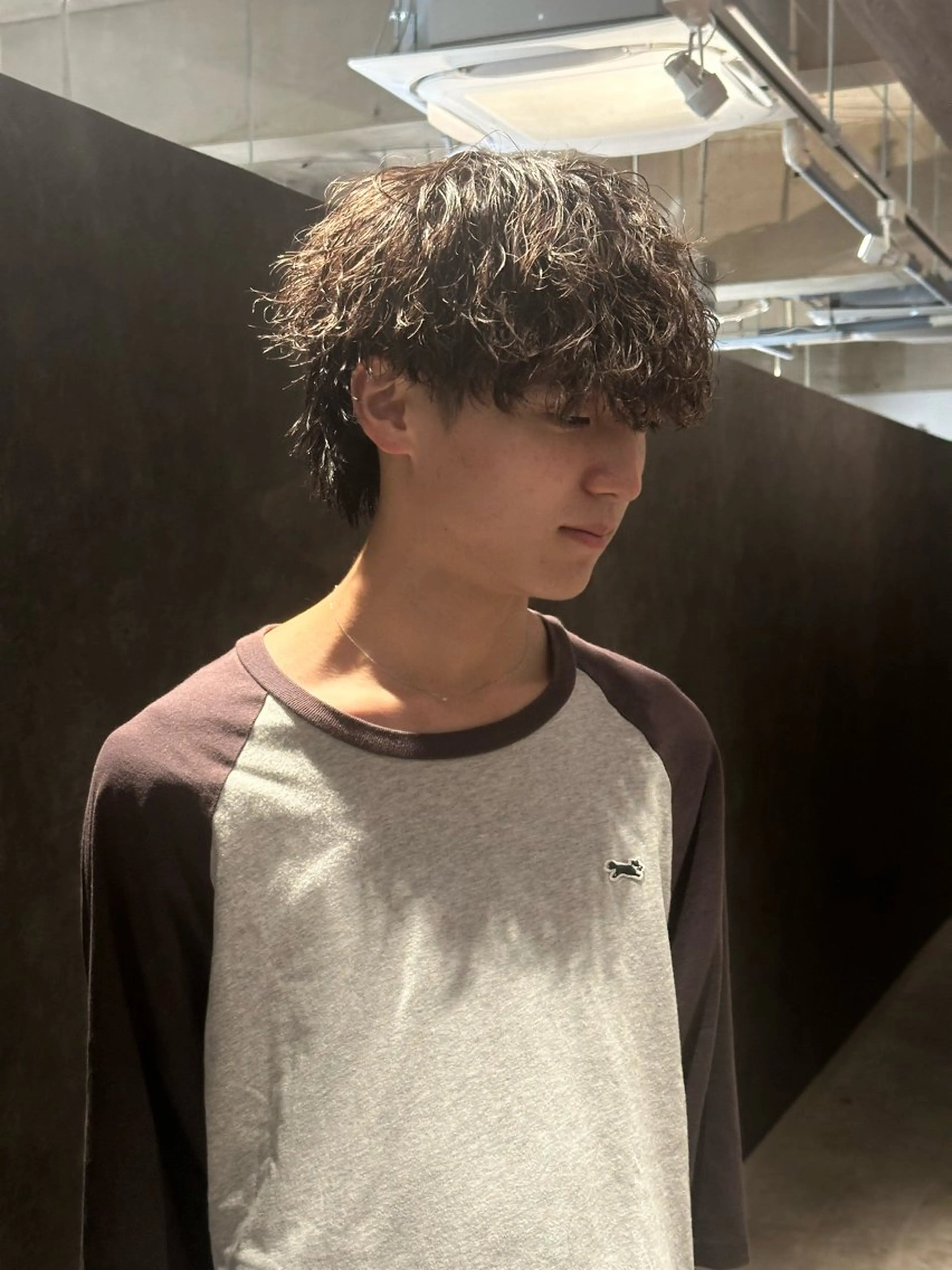 ショート パーマ メンズ メンズブリーチ センターパート フェードカット フェザーパーマ メンズハイライト カット パーマ トリートメント 金山駅前/メンズ パーマ/真柄 恒輝のヘアスタイル