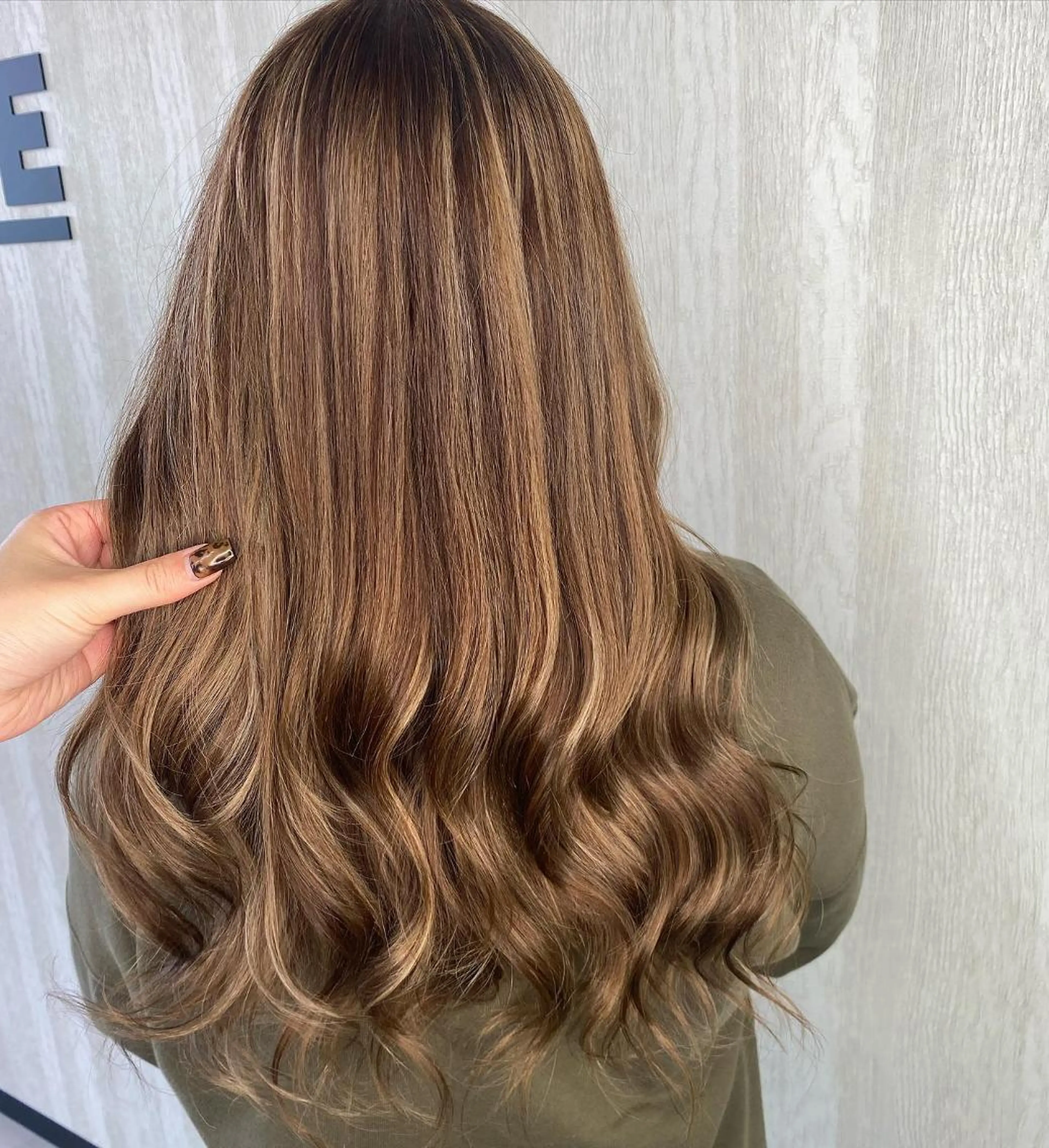 ロング カラー ベージュカラー ハイライトカラー ハイトーンカラー ミルクティーベージュ ハイライト UNDER vr 【アンダーバー】のヘアスタイル