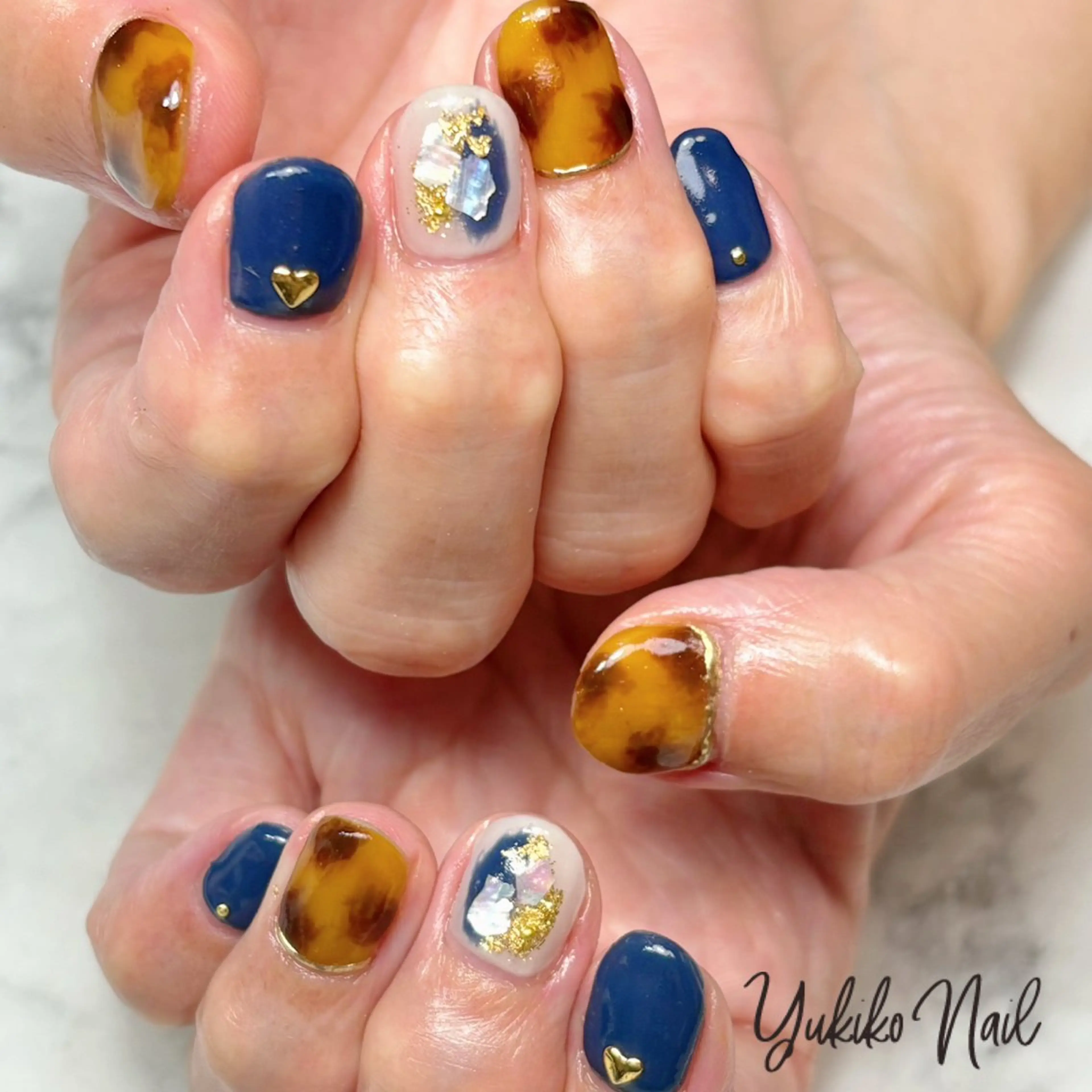 ネイル べっ甲ネイル ネイビー ニュアンスネイル ハンドネイル ユキコ ネイルのネイルデザイン