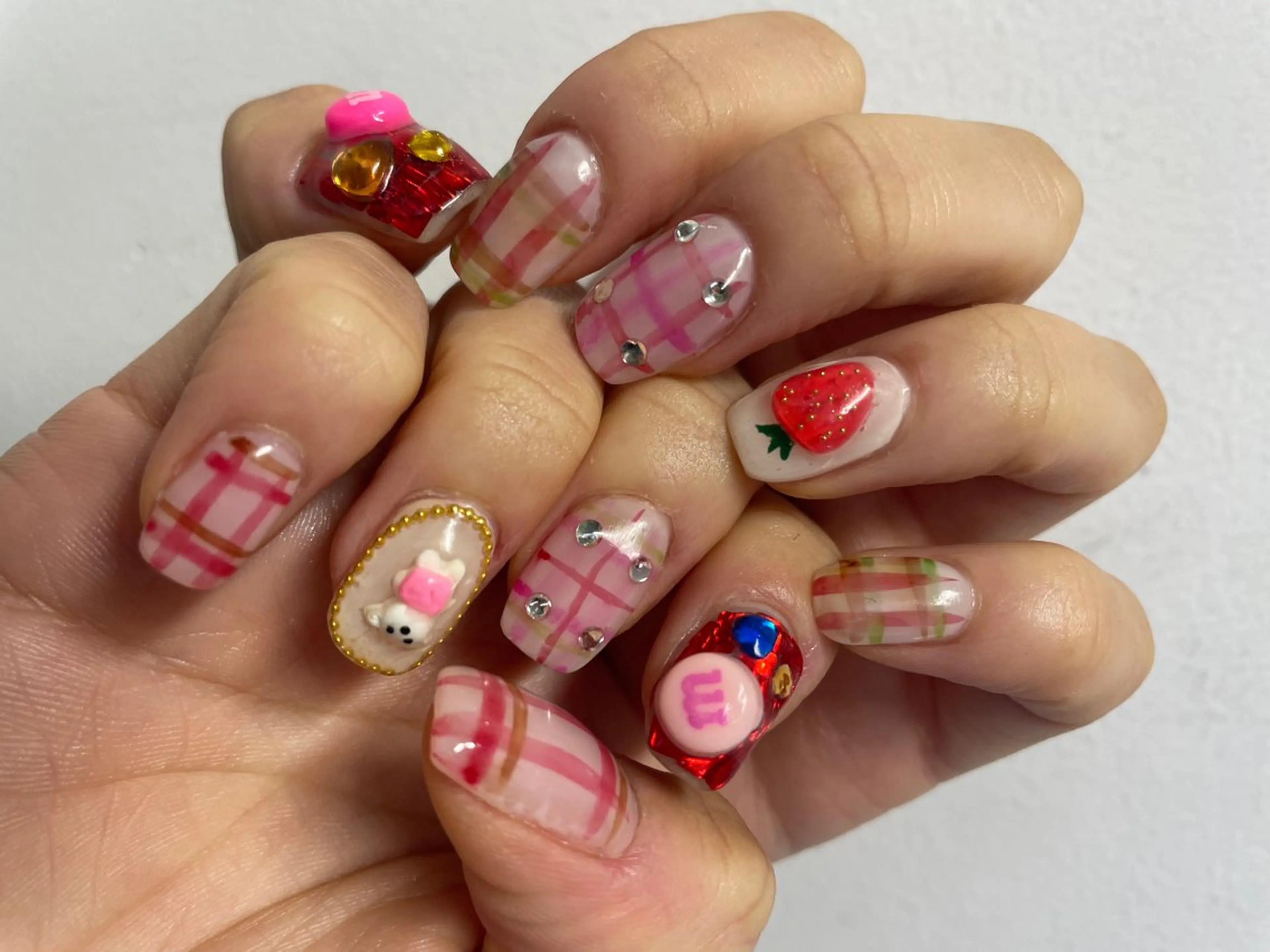 ネイル NAIL ✴︎キラキラオメメのネイルデザイン