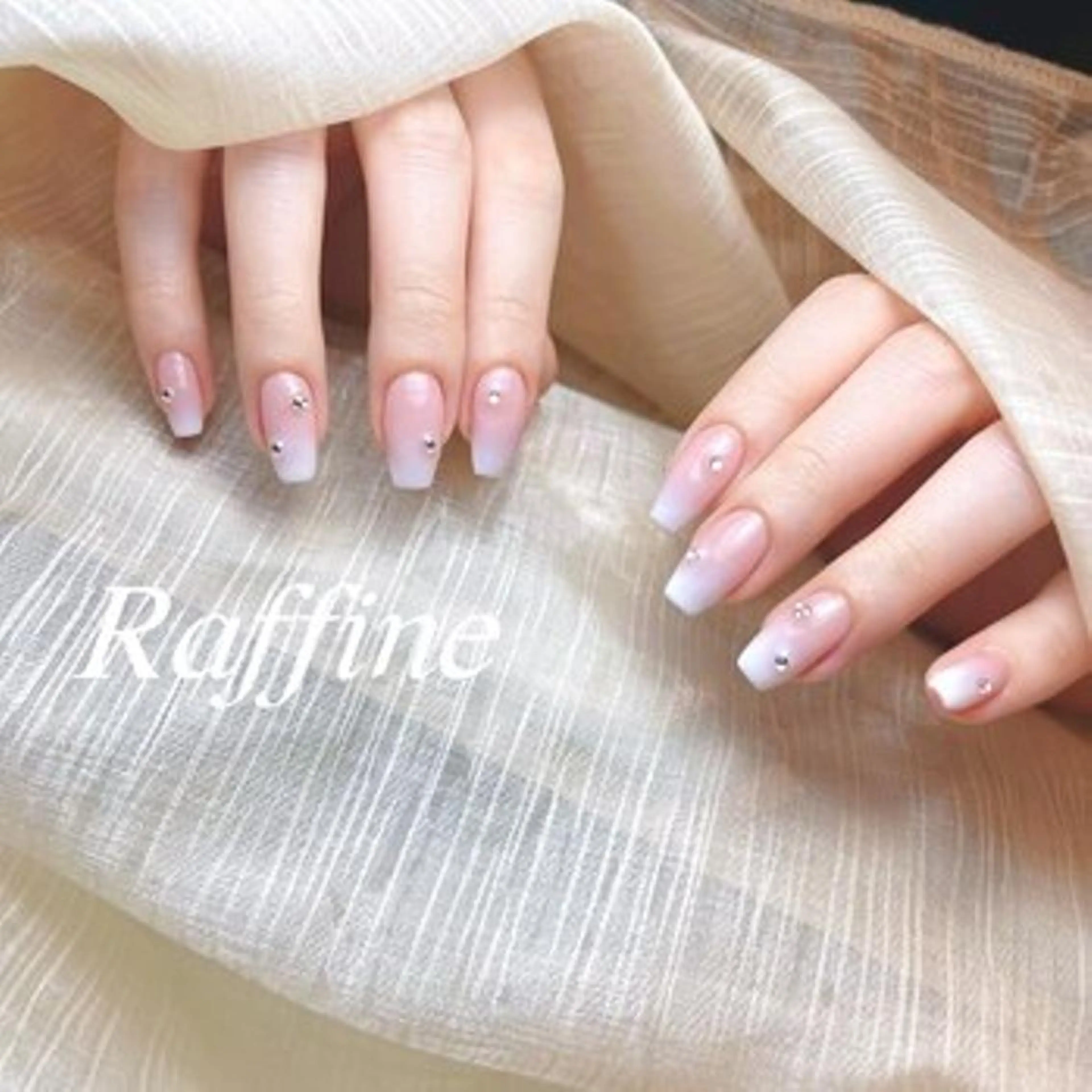 ネイル ハンドネイル RAFFINE 月🦋🩵のネイルデザイン