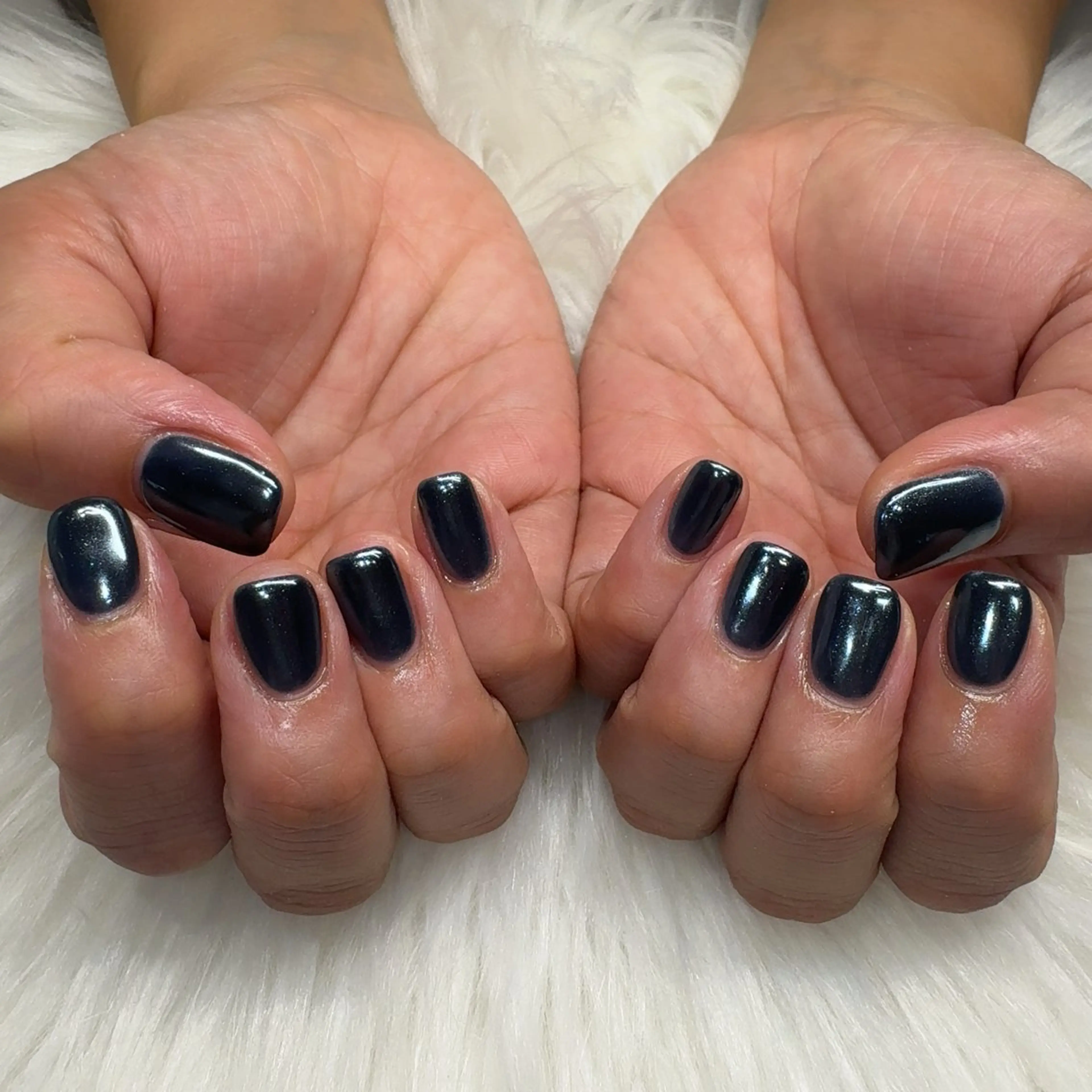 ネイル オーロラネイル ネイビー ホワイト ハンドネイル 小野澤 紗智のネイルデザイン