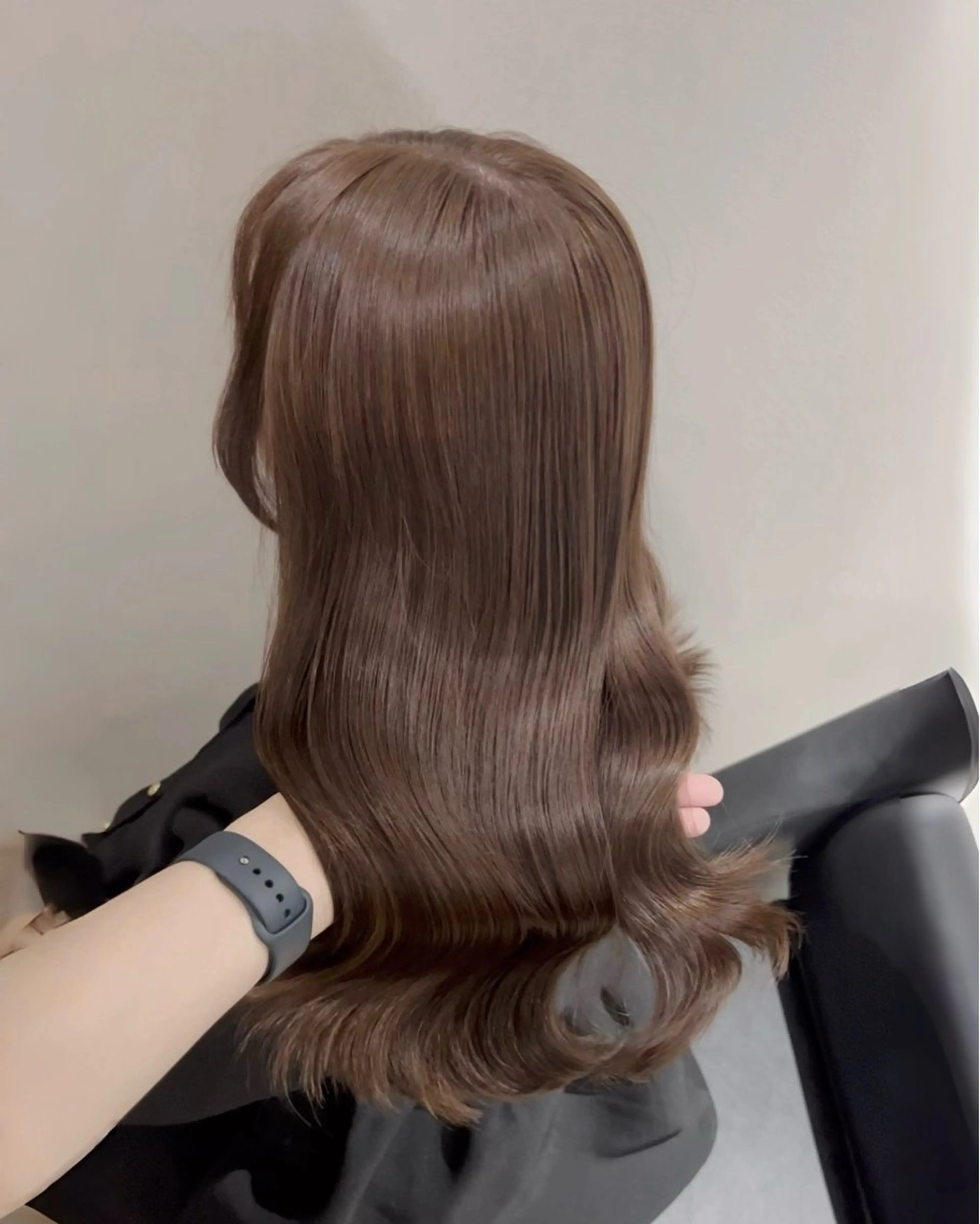 ミディアム カラー パーマ アッシュ アッシュグレー アッシュグレージュ ベージュカラー ブリーチ カット ヘアカラー トリートメント ブリーチなし/ ベージュ/akiraのヘアスタイル