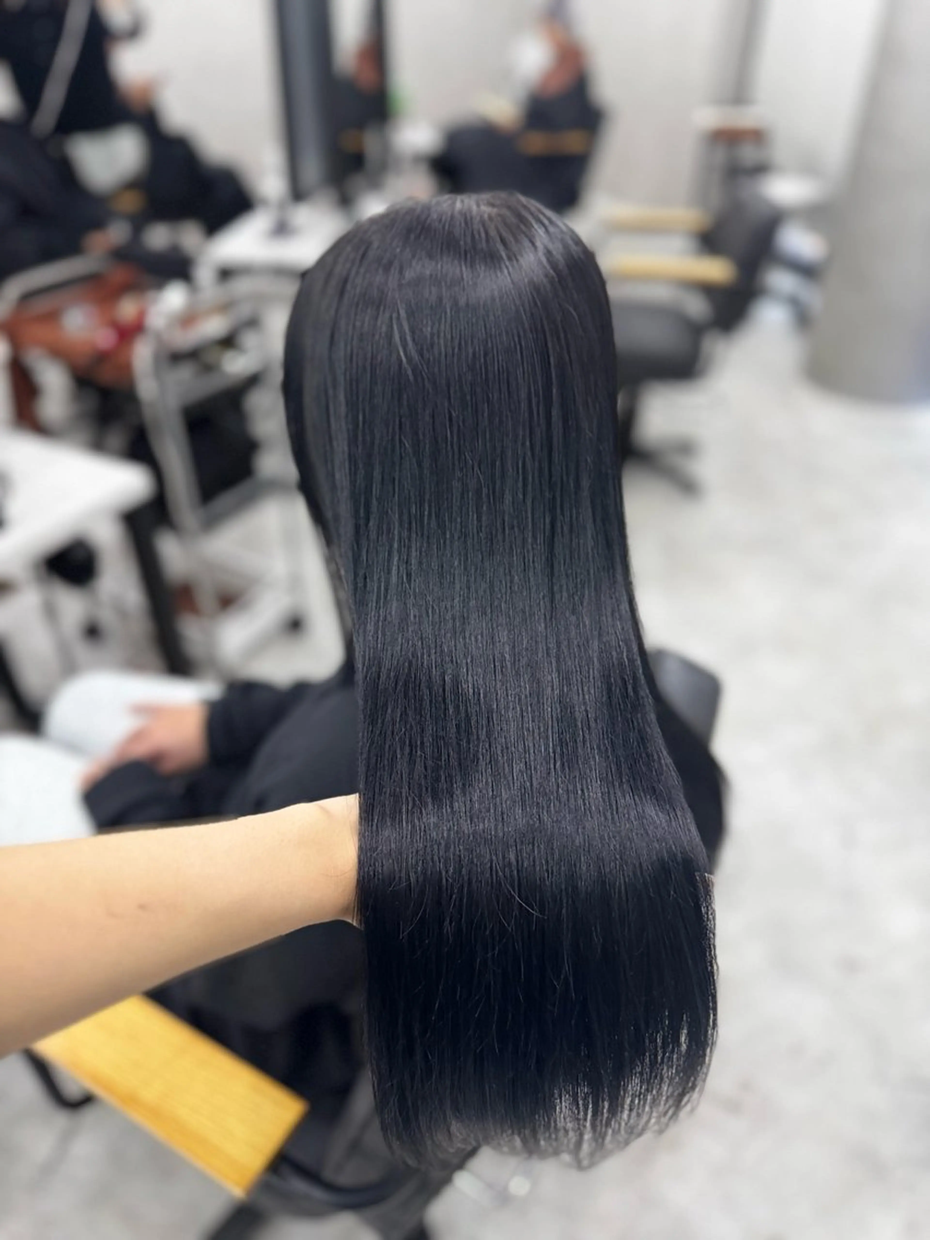 ロング カラー 黒髪 ブリーチ ブルーカラー ブルーブラック ブラウンカラー ヘアカラー トリートメント 赤み無し柔らかカラー 【梅田】madokaのヘアスタイル