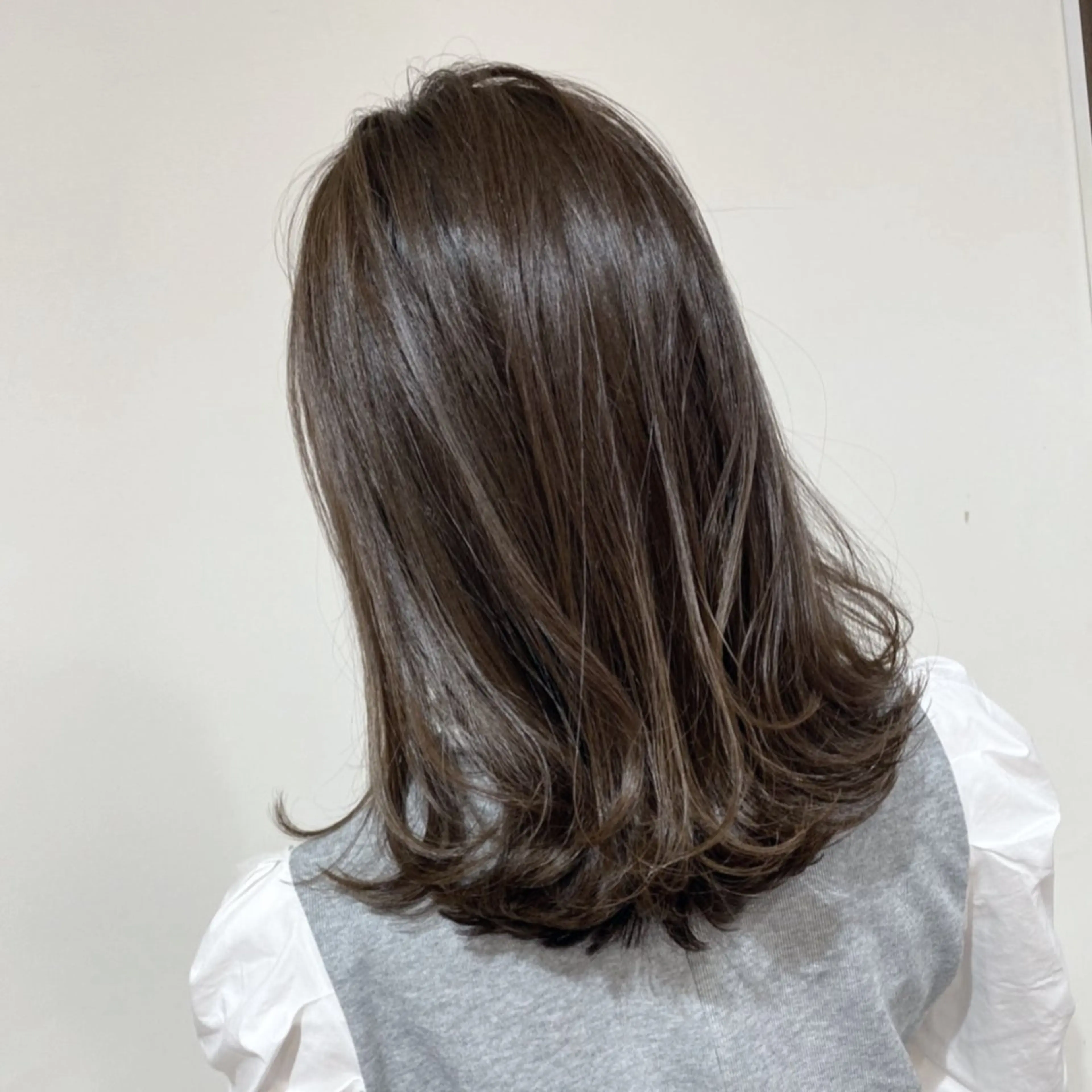 ミディアム カラー ボブレイヤー アッシュ バレイヤージュ ベージュカラー ブリーチ カット ヘアカラー AMI Hair  supply所属・髪質改善カラー 韓国風レイヤーのヘアスタイル