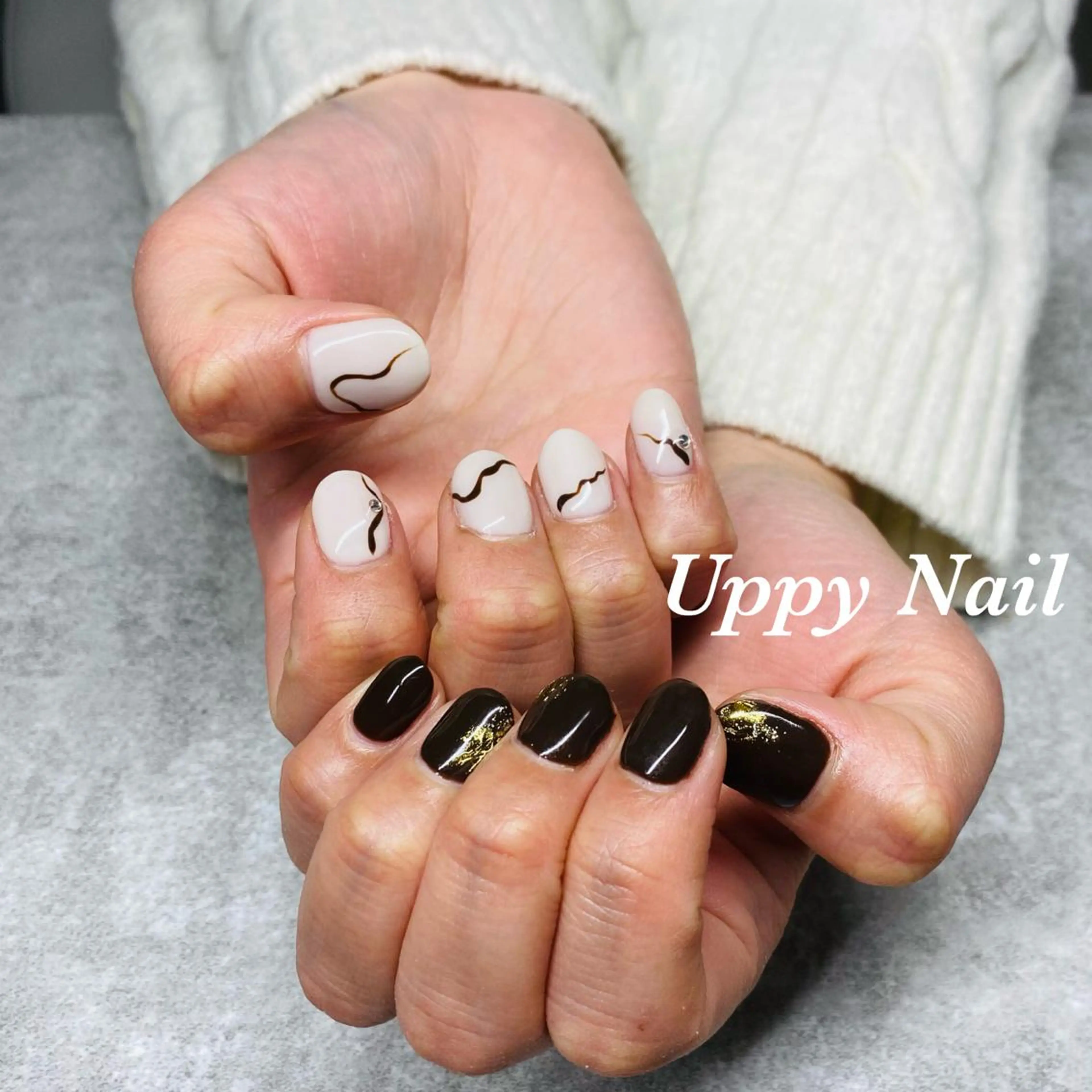 ネイル ブラウン ミラーネイル シンプルネイル ホワイト ハンドネイル Uppy Nail ukyoのネイルデザイン