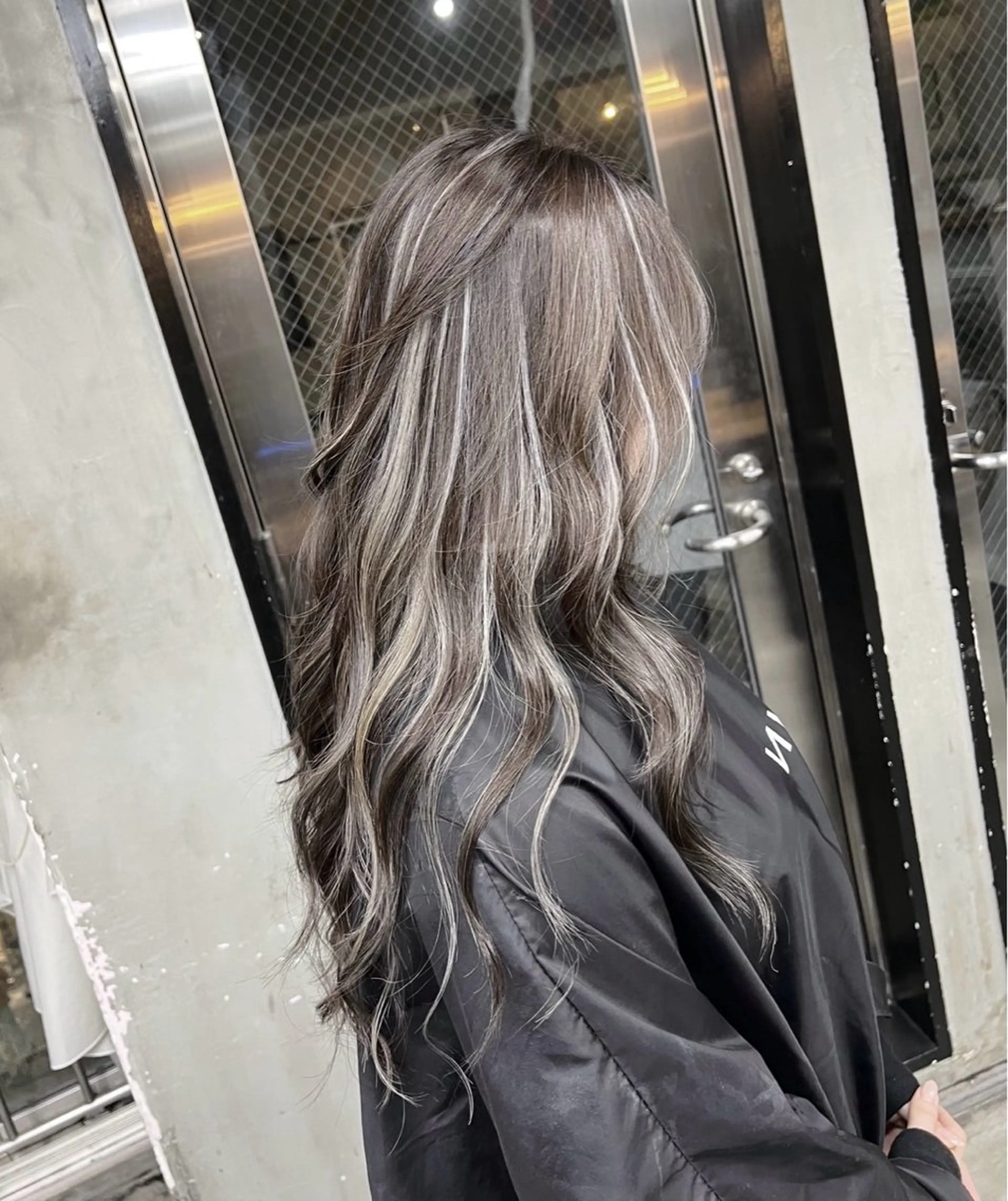 ロング カラー ダークグレー ダークグレージュ グレージュ ハイライトカラー ハイライト ヘアカラー トリートメント ROBIN所属・指名数No.1 /NAOYAのヘアスタイル