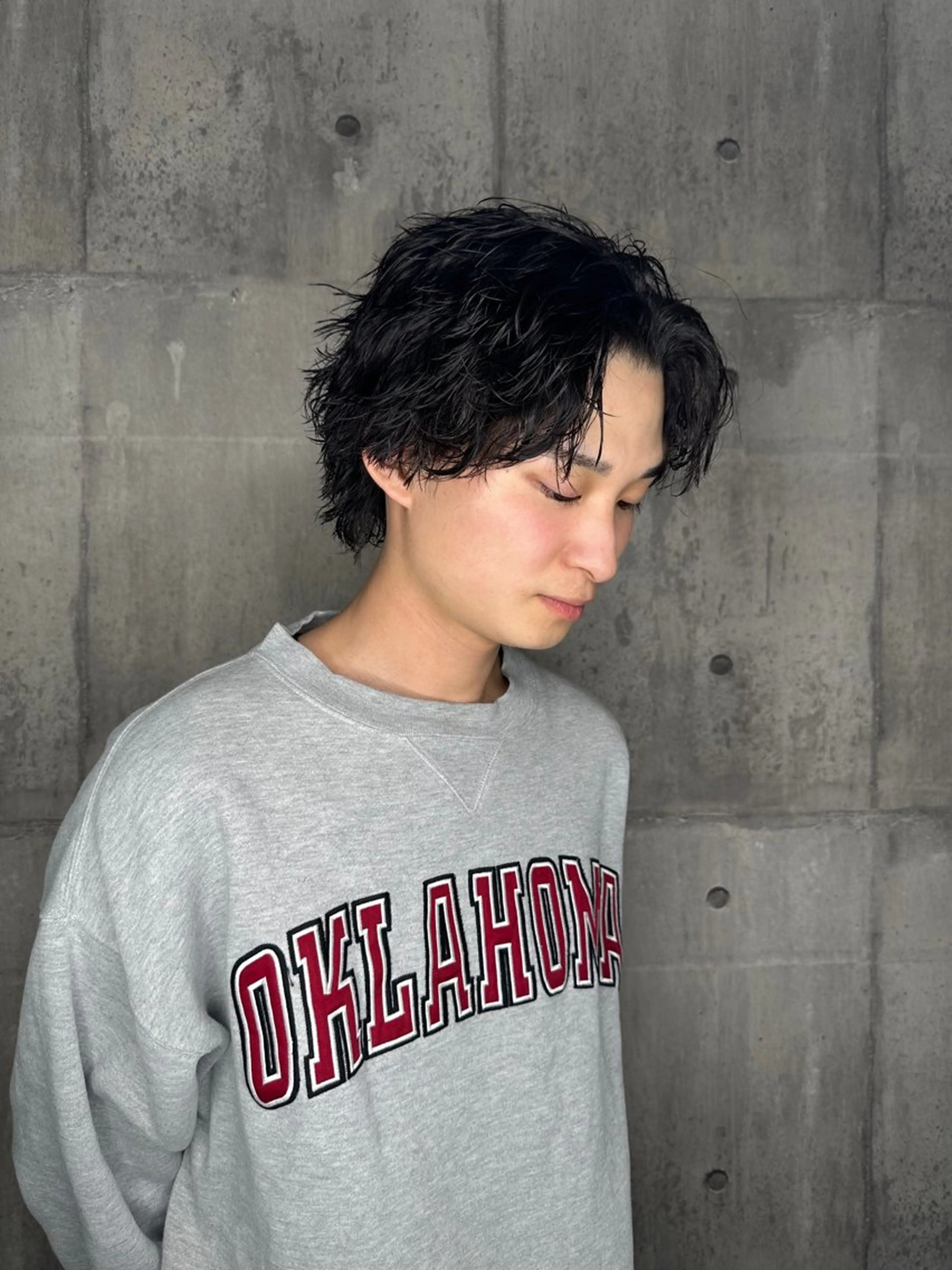 ミディアム パーマ メンズ センターパート 波巻きパーマ メンズウルフカット ウルフカット NEXT NEO所属・メンズヘア静岡 ✂︎Ryuheiのヘアスタイル