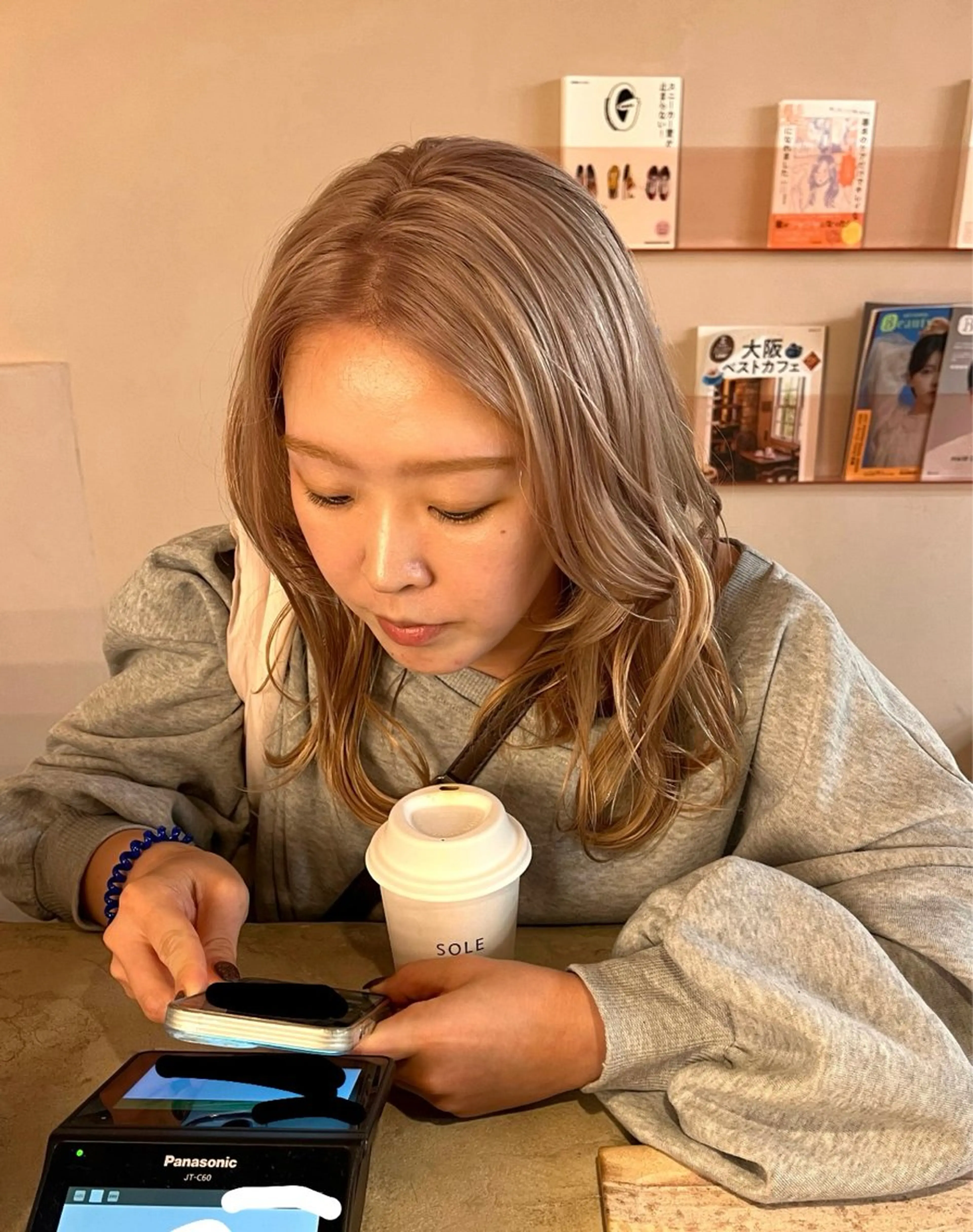 ミディアム カラー ベージュカラー ブリーチ ブロンド カット ヘアカラー iru所属・レイヤーカット/ ハイトーン/mikiのヘアスタイル