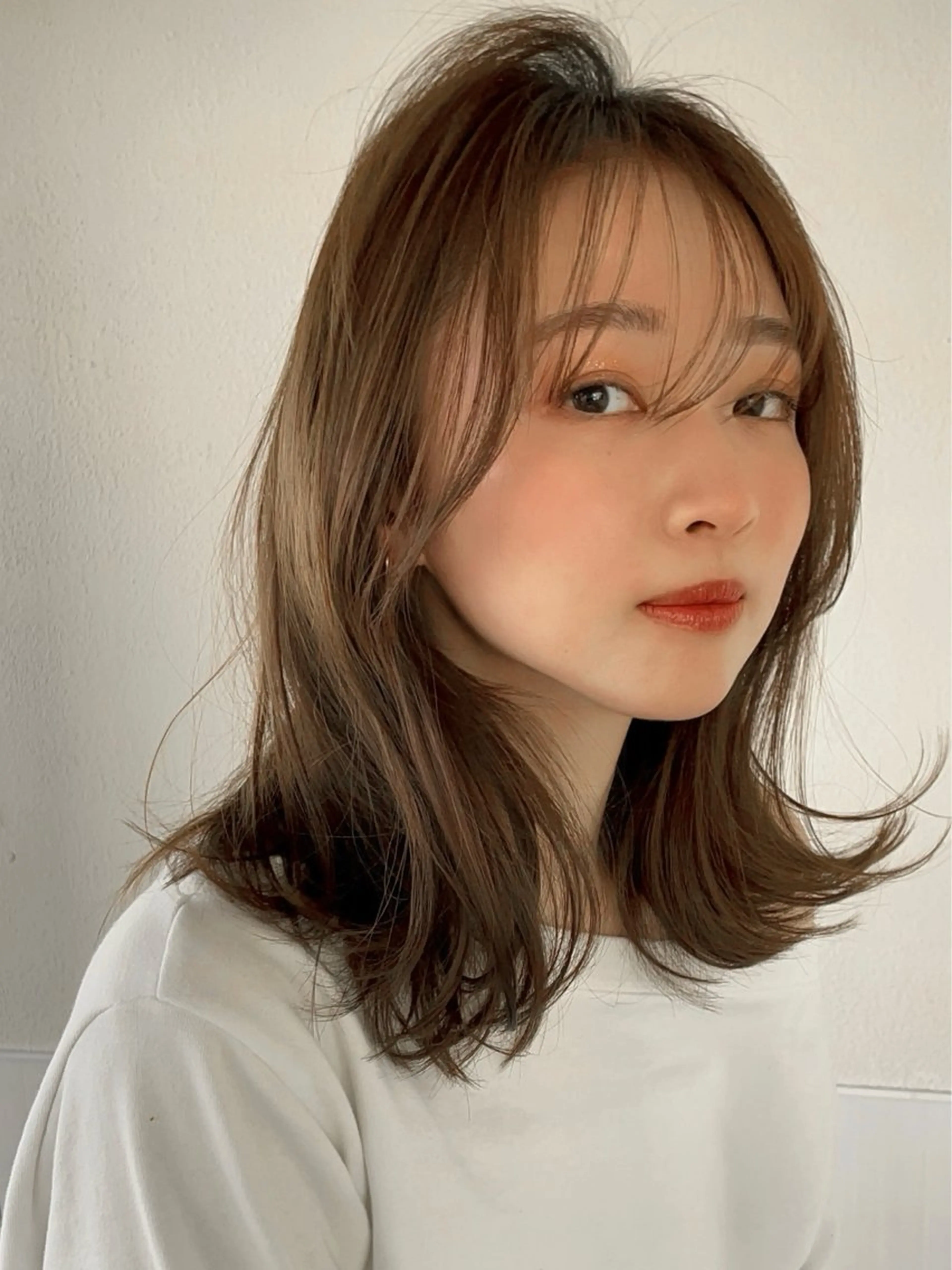 ミディアム カラー ブラウンカラー 透明感カラー レイヤーカット カット ヘアカラー トリートメント 顔まわり/似合わせひ し形シルエット/難波のヘアスタイル