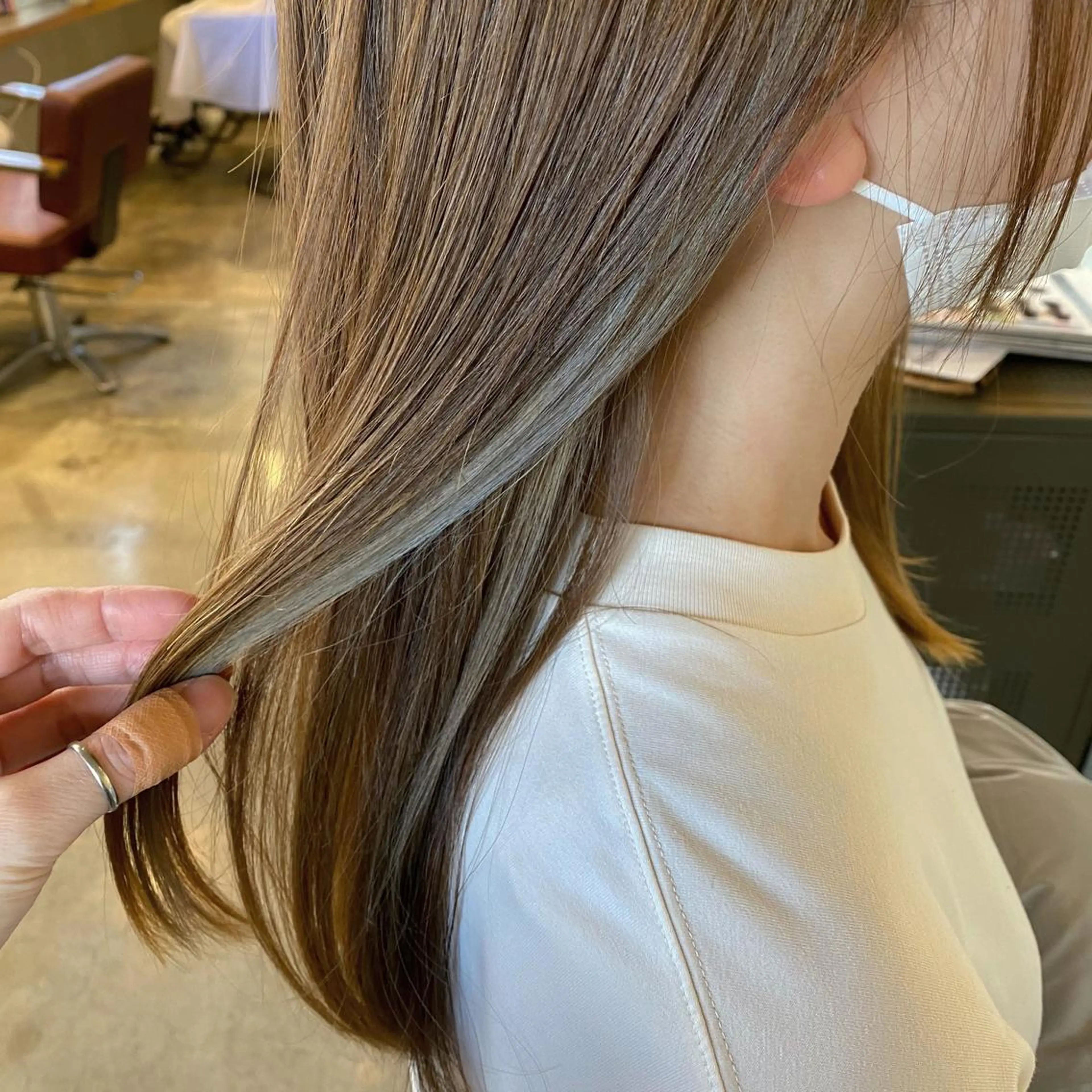 ロング カラー イヤリングカラー グレージュ 岡村 玲奈のヘアスタイル