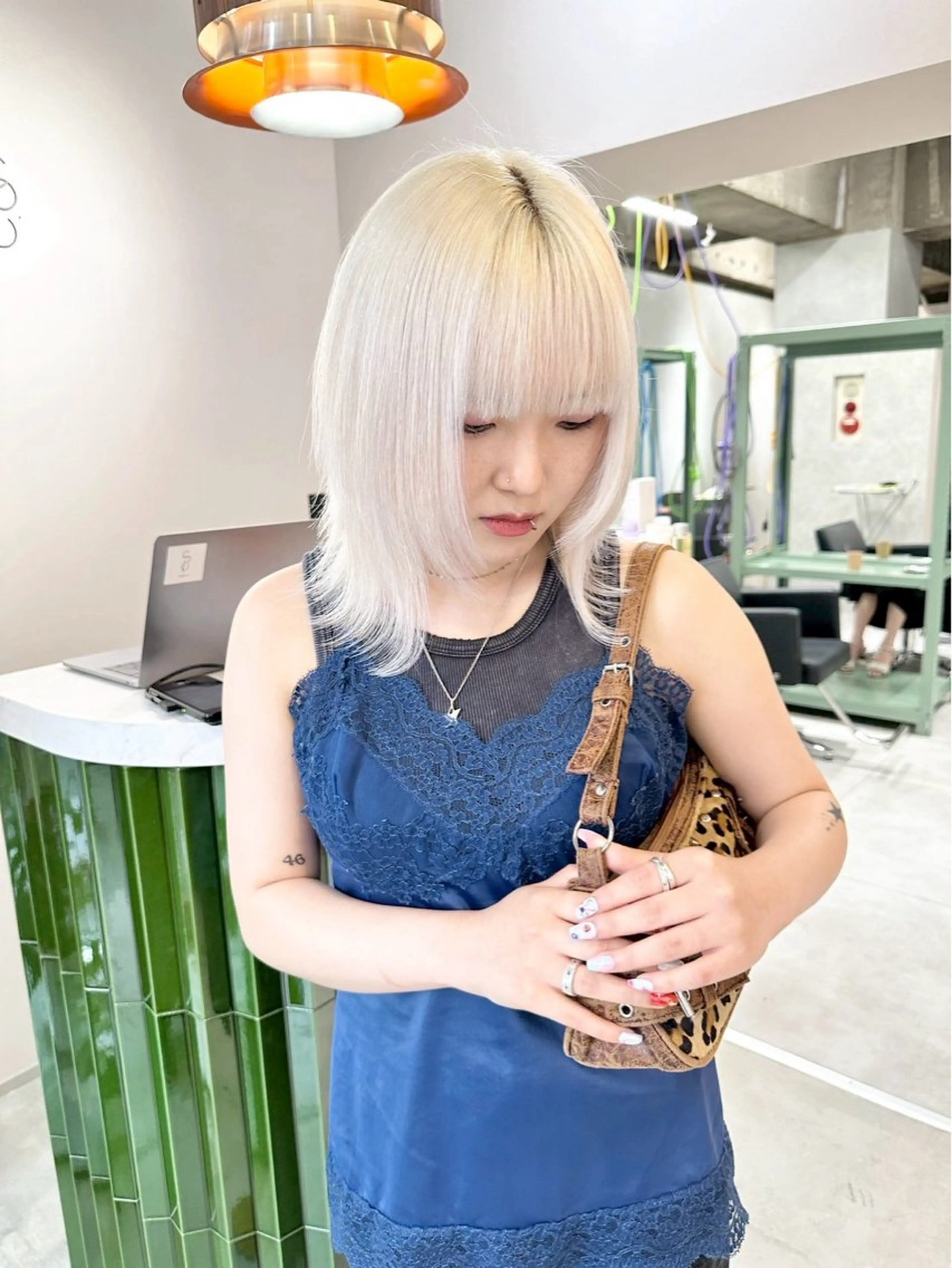 ミディアム カラー ヘアカラー ホワイトカラー/梅田 ハイトーン/しんのヘアスタイル