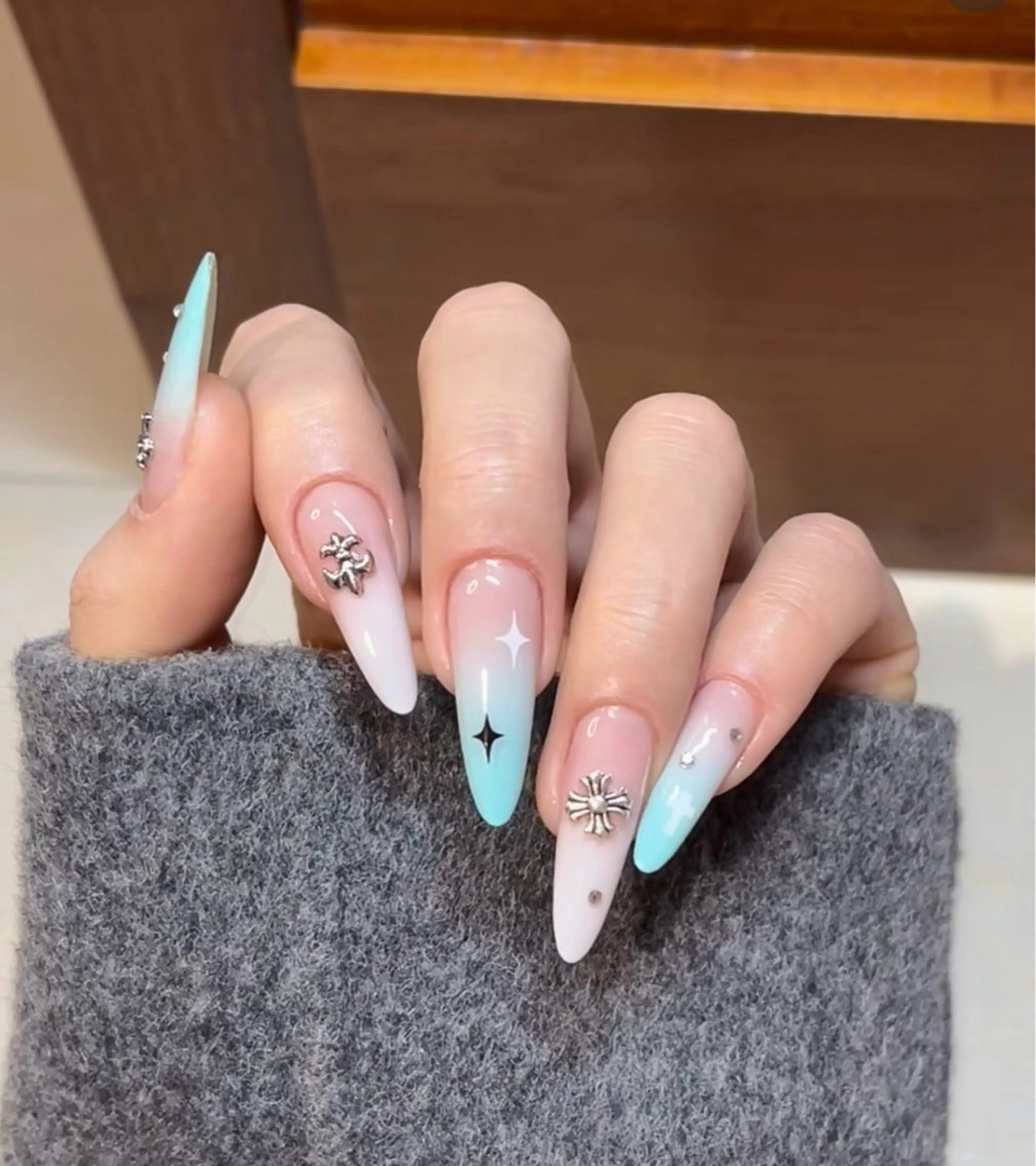 ネイル フレンチネイル キラキラネイル 韓国ネイル シンプルネイル ワンホンネイル ハンドネイル MEI Nailのネイルデザイン