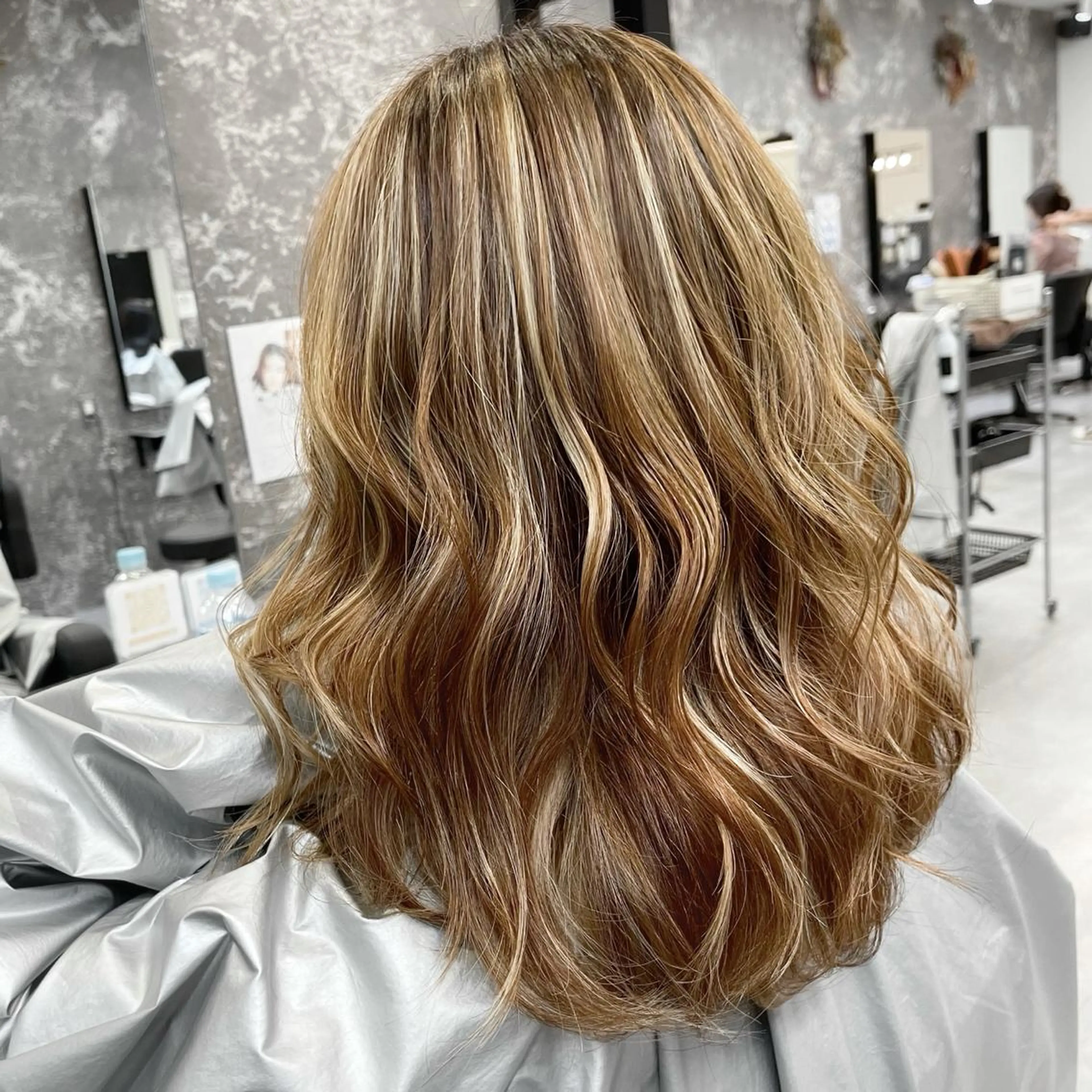 ミディアム カラー ヘアアレンジ バレイヤージュ デザインカラー ハイライトカラー 外国人風カラー ハイライト アンドウ ユウ/ レイヤーカット/韓国のヘアスタイル