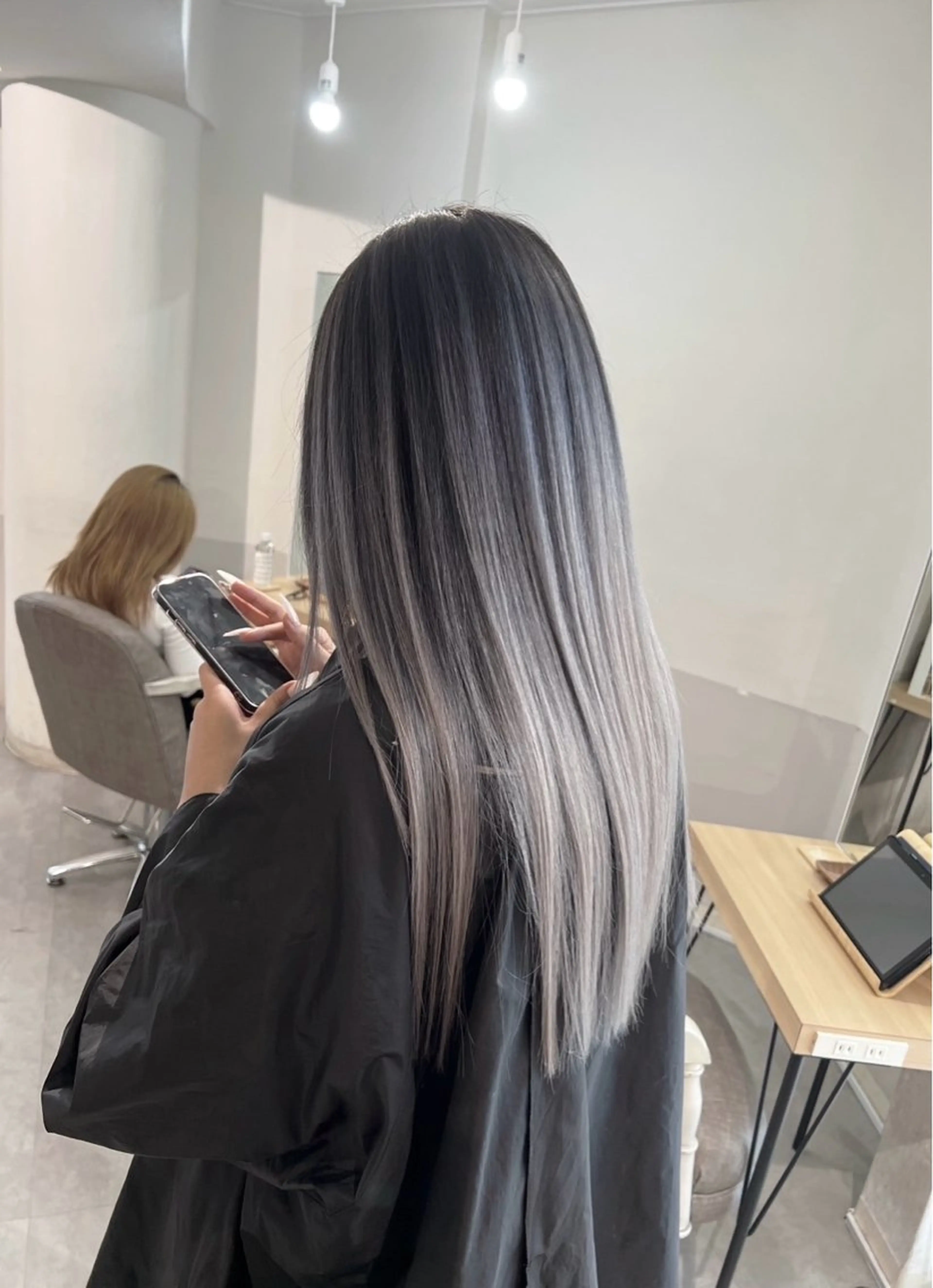ロング カラー バレイヤージュ シルバー ホワイトシルバー レイヤーカット ヘアカラー トリートメント ROBIN所属・指名数No.1 /NAOYAのヘアスタイル
