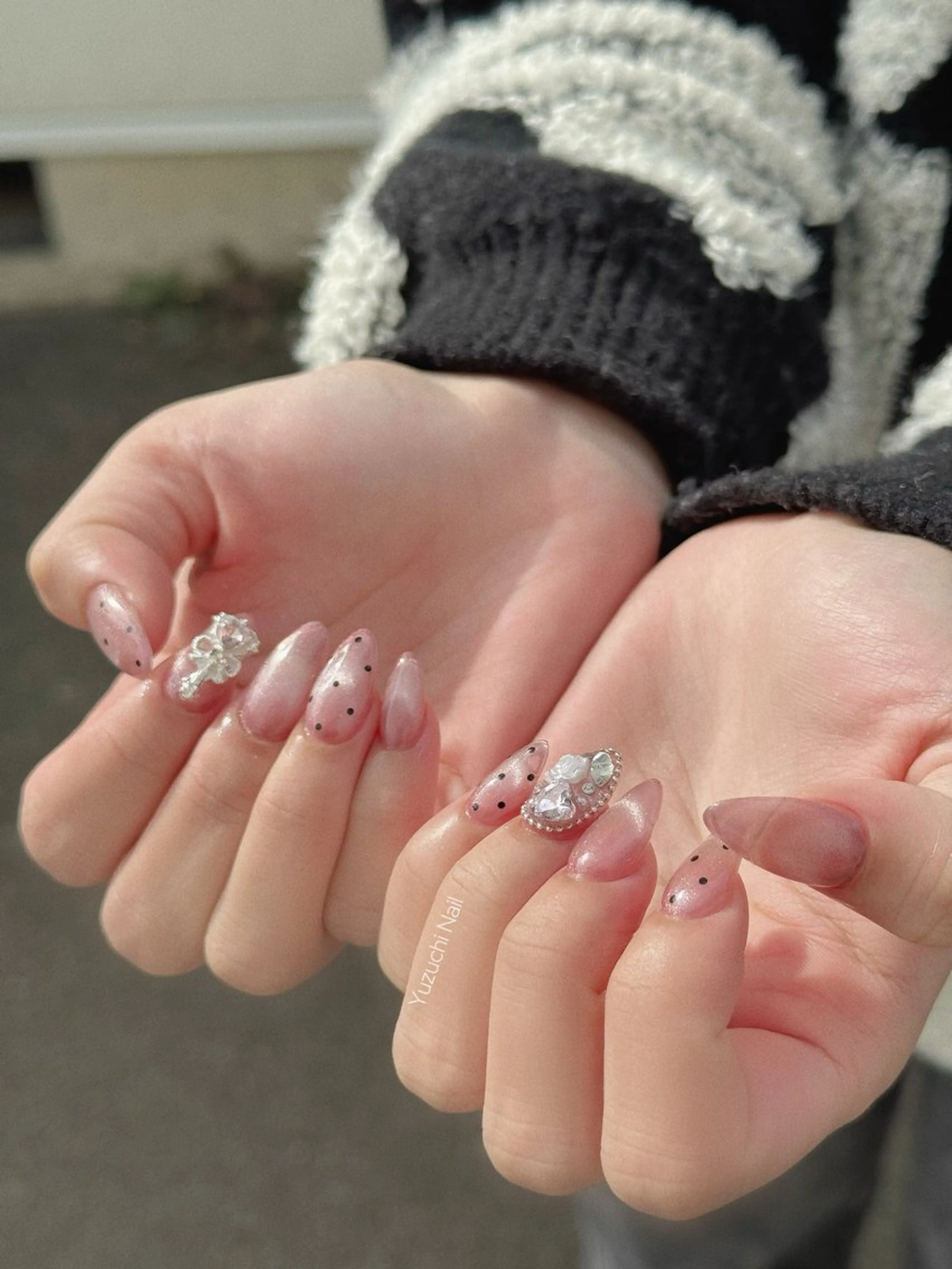 ネイル チークネイル ドット キラキラネイル 韓国ネイル レース ハンドネイル Yuzuchi Nailのネイルデザイン