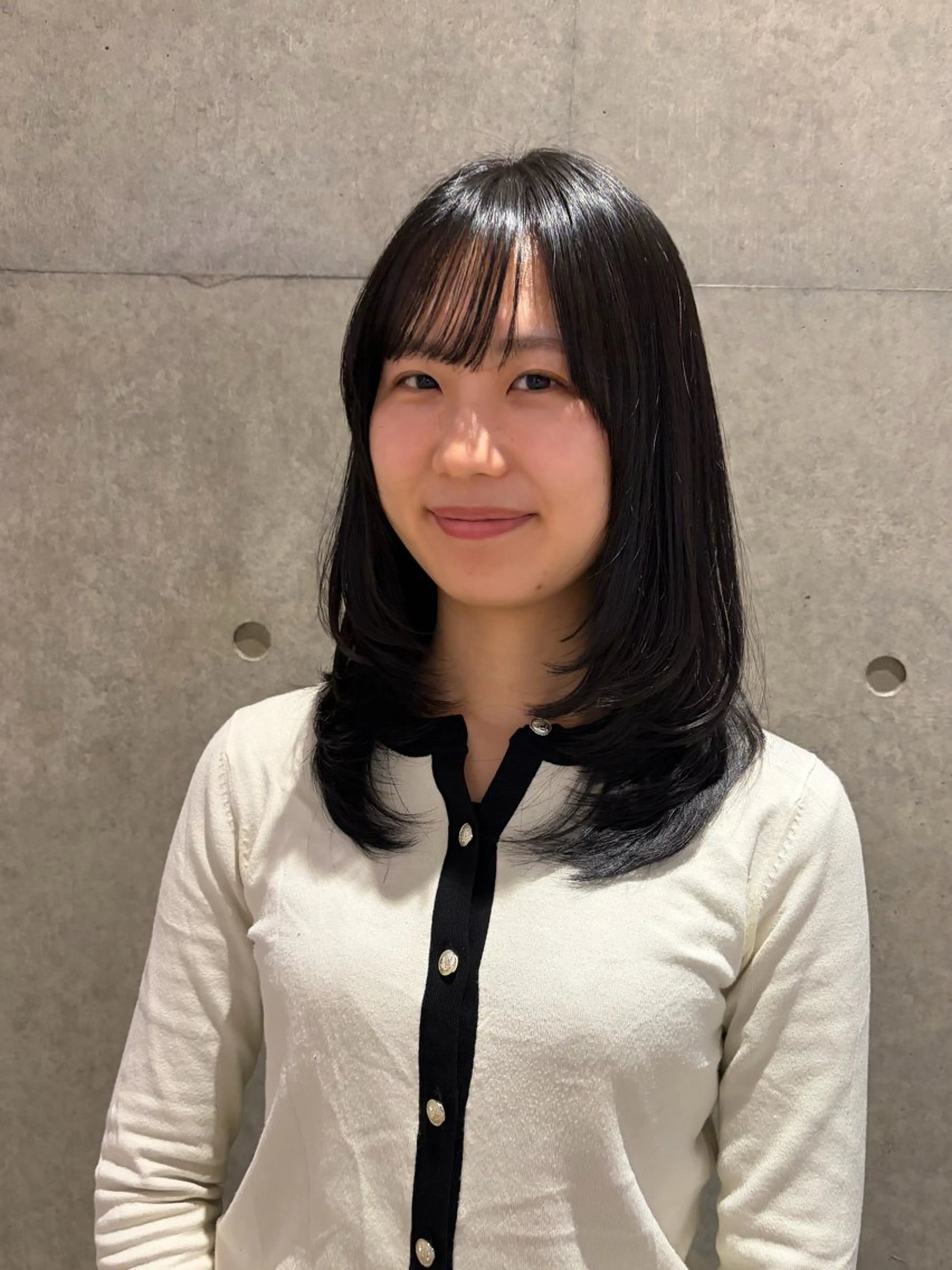 セミロング カット 南 菜花のヘアスタイル