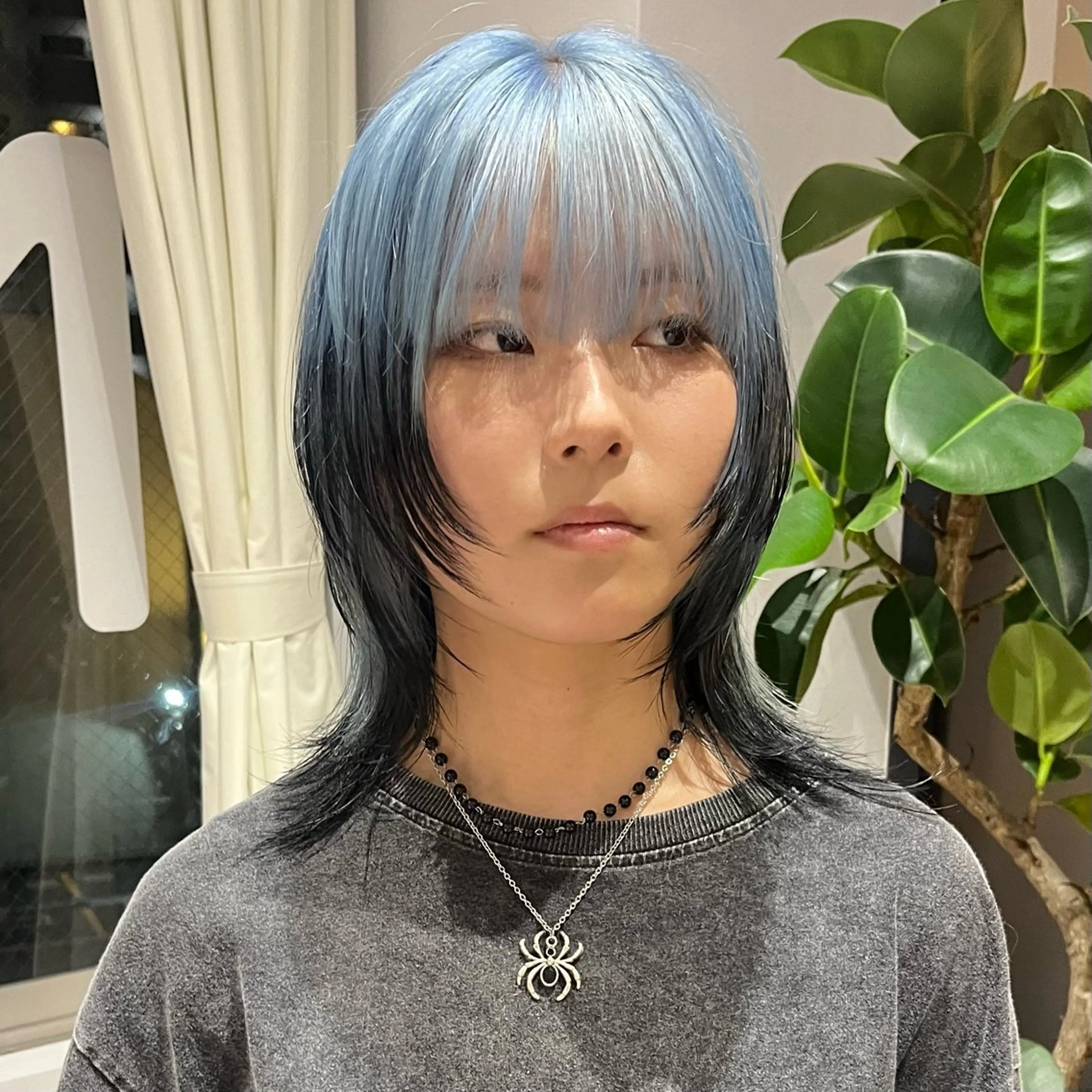 ミディアム カラー ウルフカット ウルフ/レイヤー/ ブリーチ/牧原歩夢のヘアスタイル