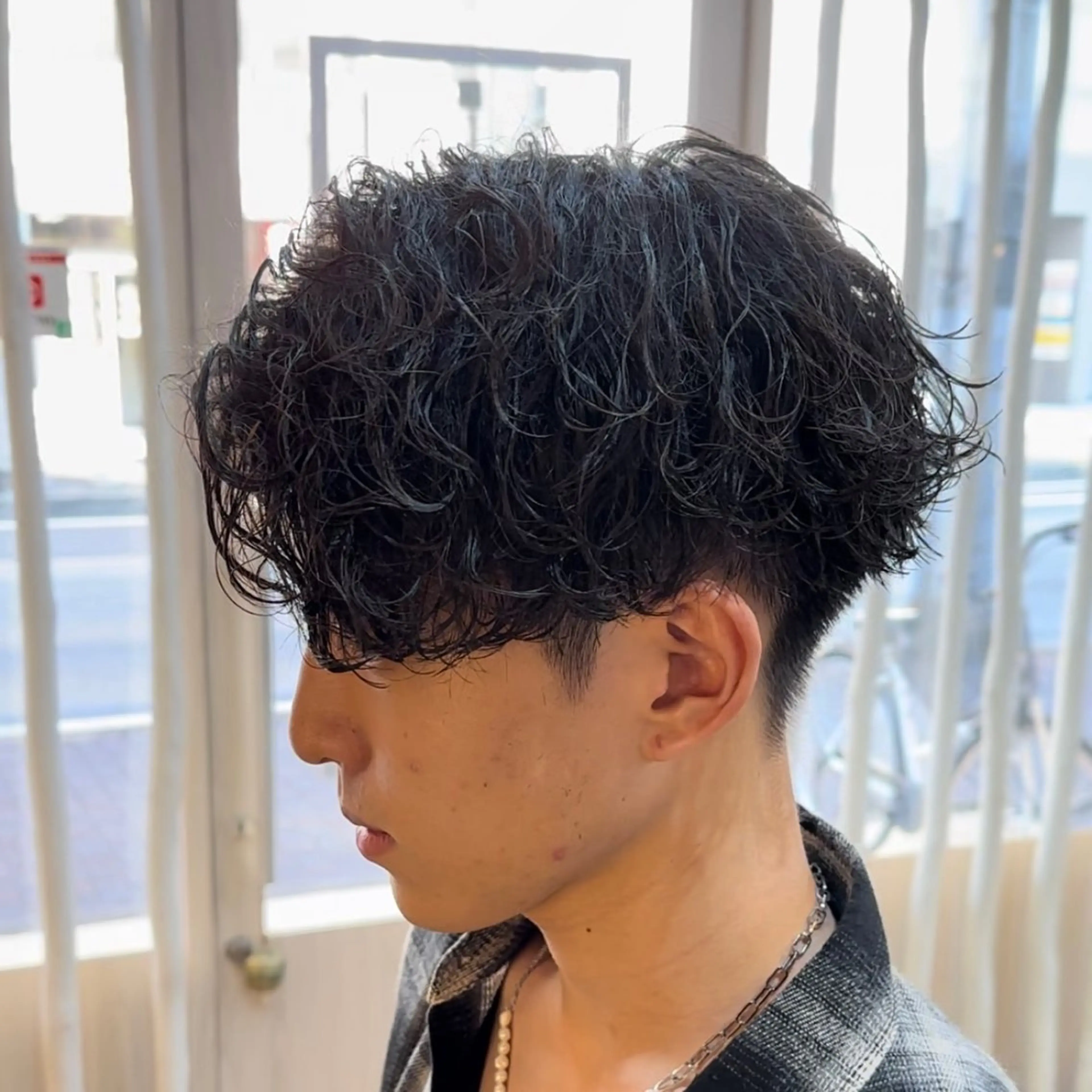 ショート パーマ メンズ センターパート メンズパーマ 波巻きパーマ 楽で簡単に決まる メンズヘア💥曽我尾のヘアスタイル