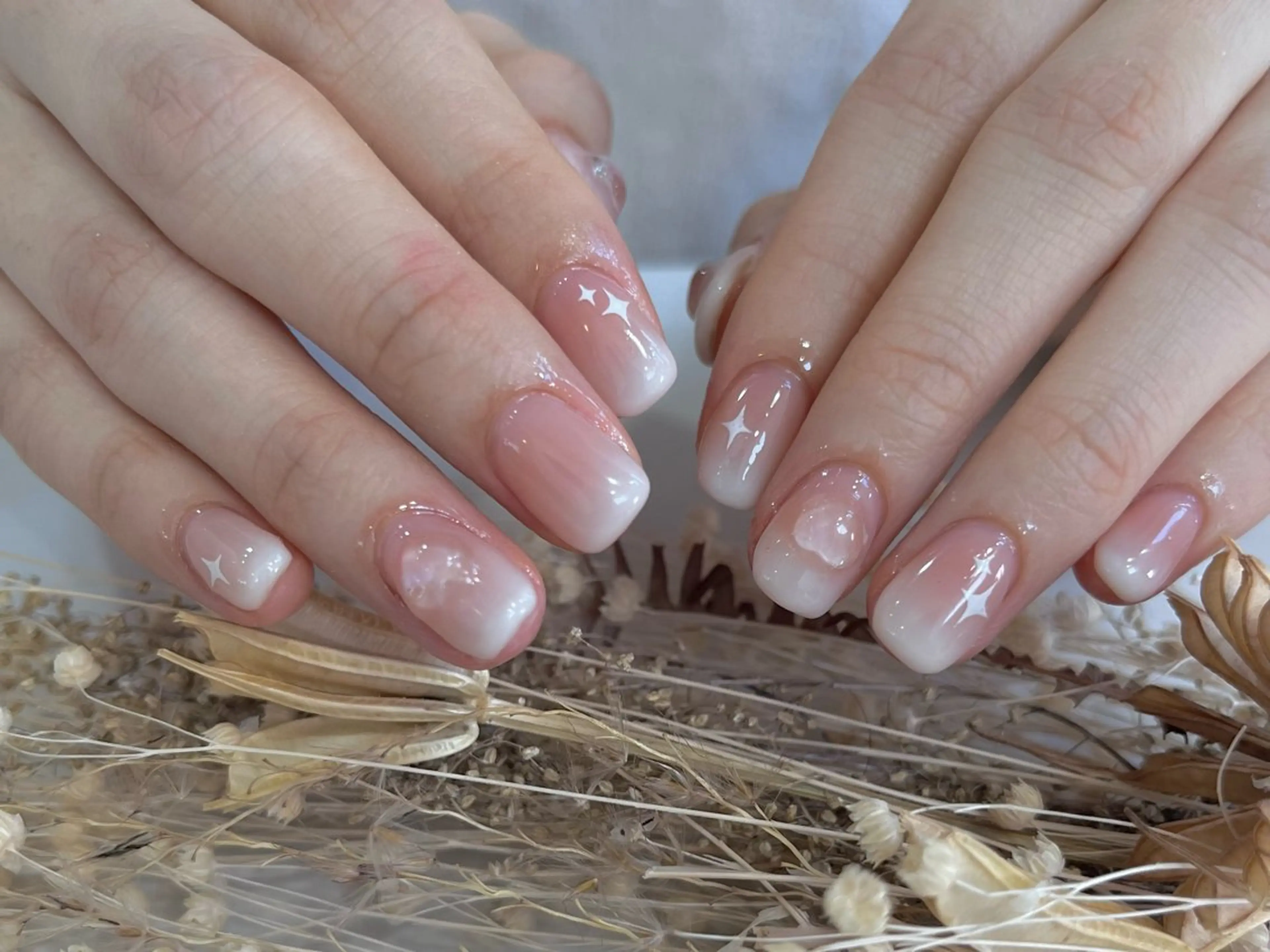 ネイル グラデーション ホワイト Queen nail所属・QUEENＮA IＬ JR寺田町1分のネイルデザイン