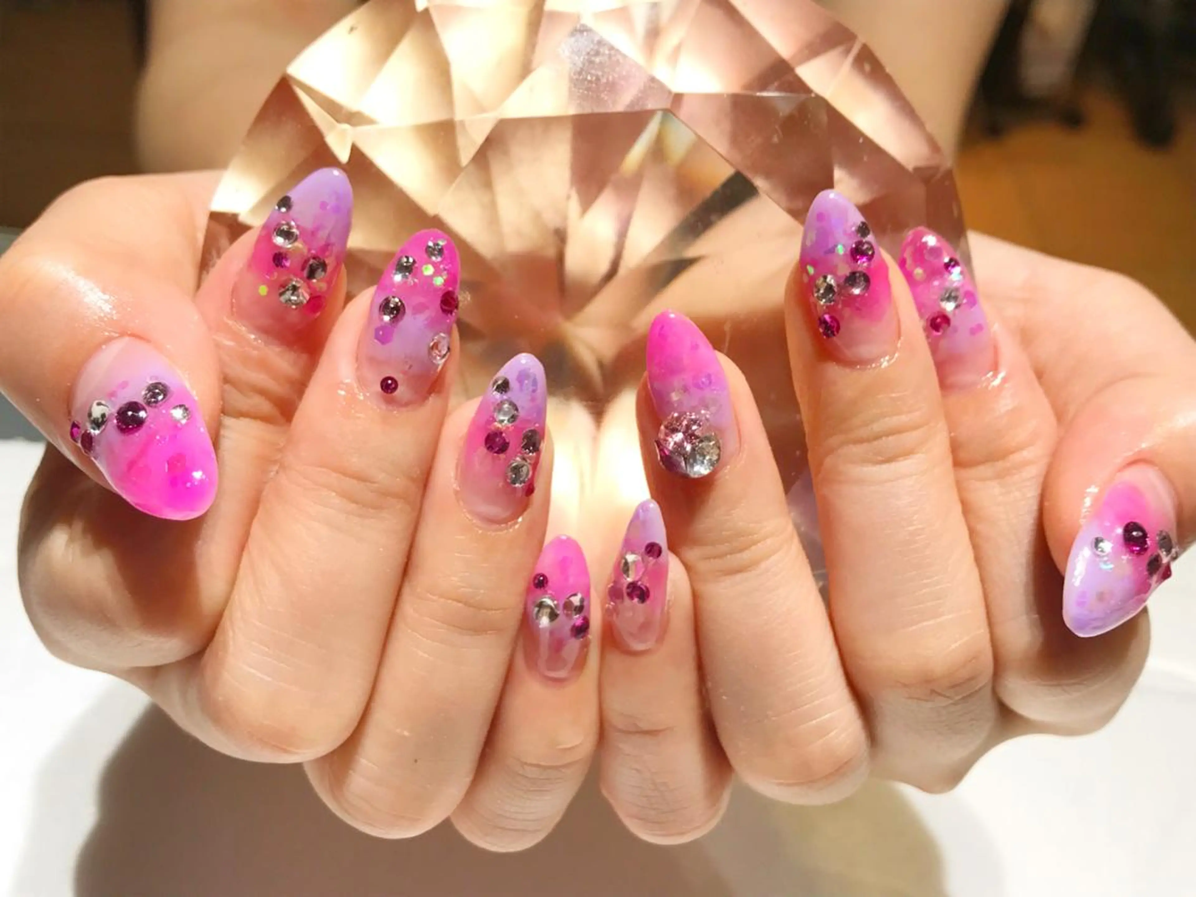 ネイル 長さ出し ジェルネイル グラデーション ストーンネイル YUN 💅のネイルデザイン