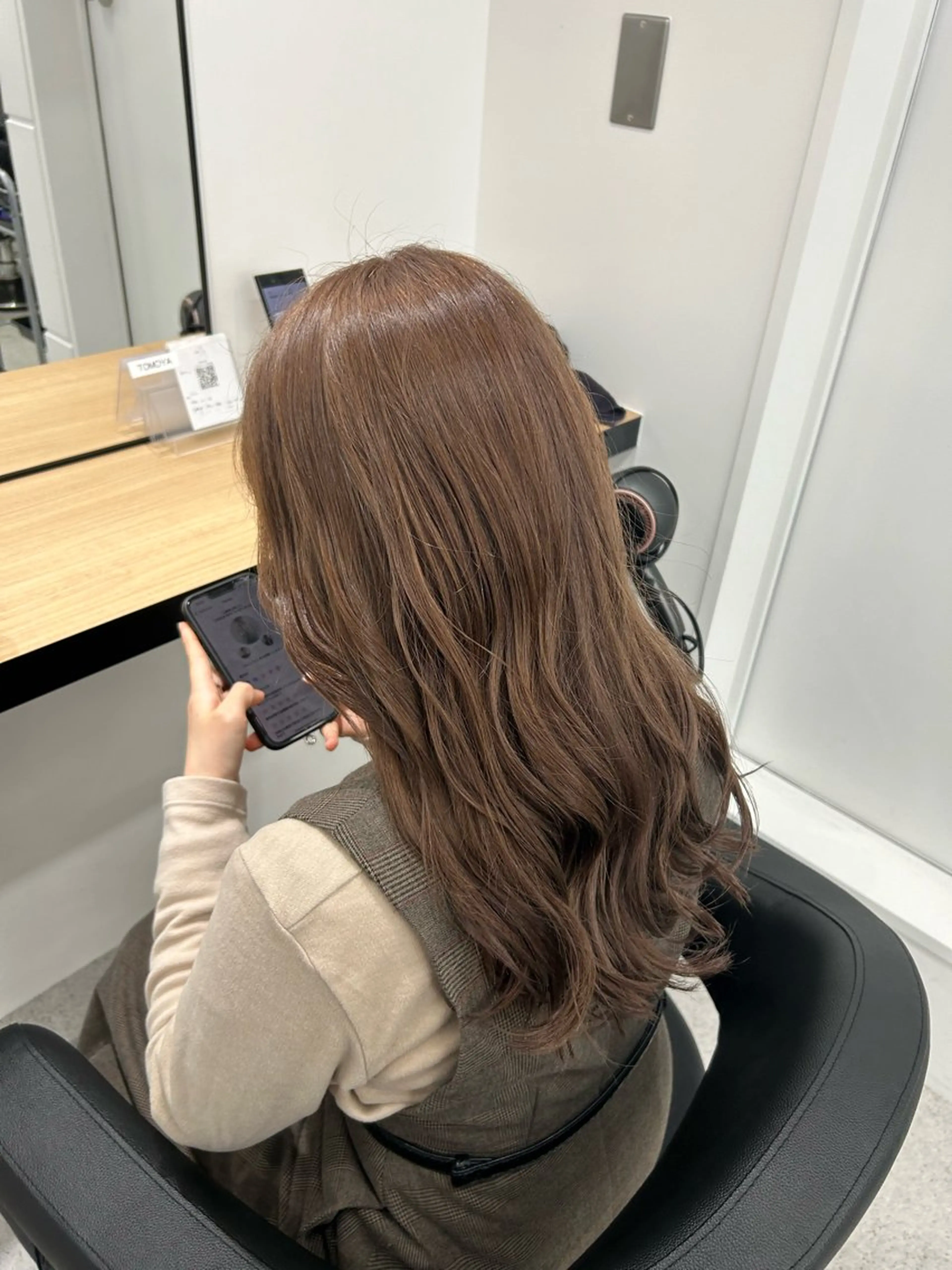 ロング ヘアカラー 艶感ミルクティー🤍 色落ち綺麗🤍ともやのヘアスタイル