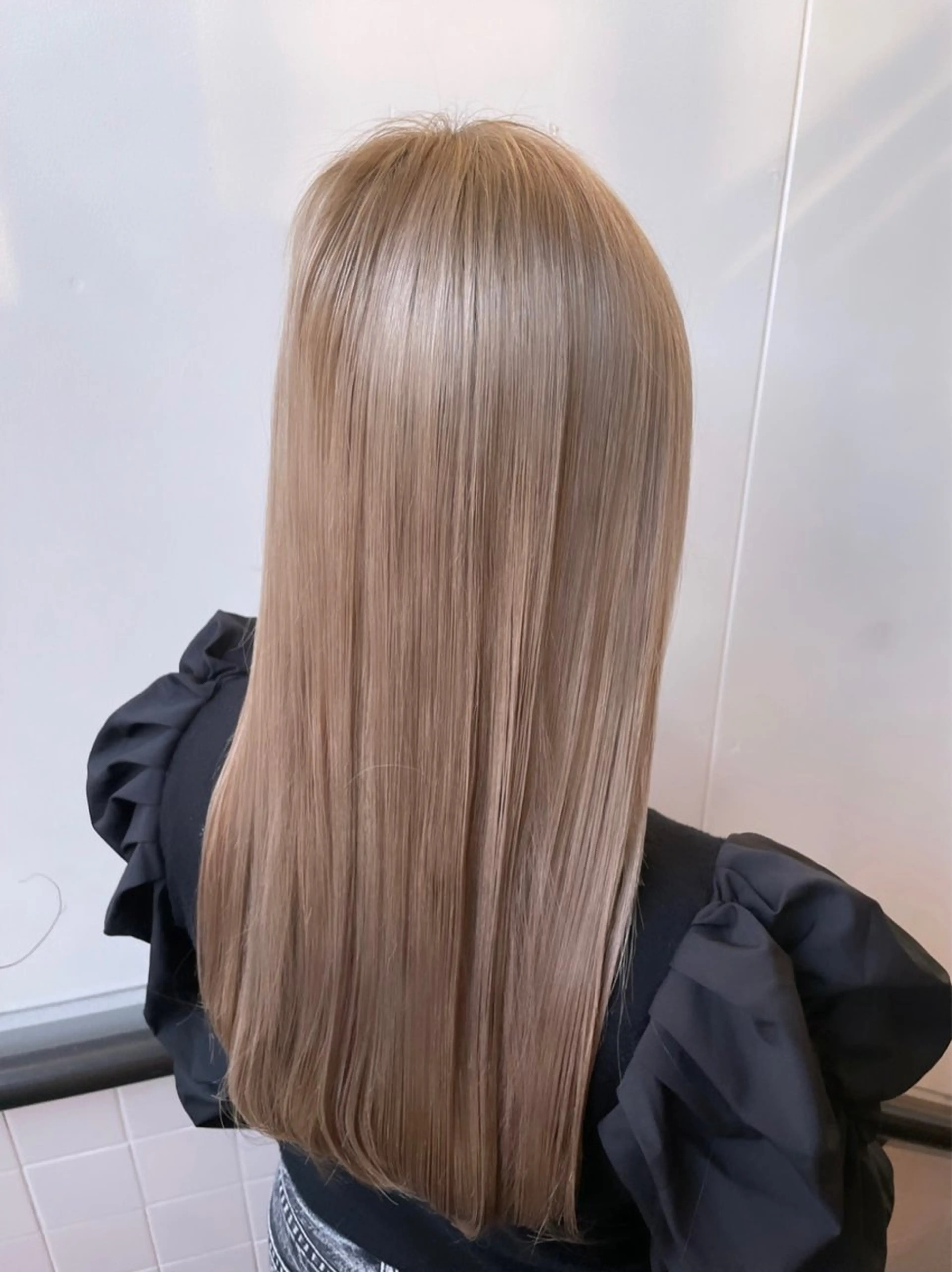 ロング カラー ベージュカラー ブリーチ ハイトーンカラー ミルクティーベージュ 韓国風ヘア ayaka |トレンドヘアのヘアスタイル