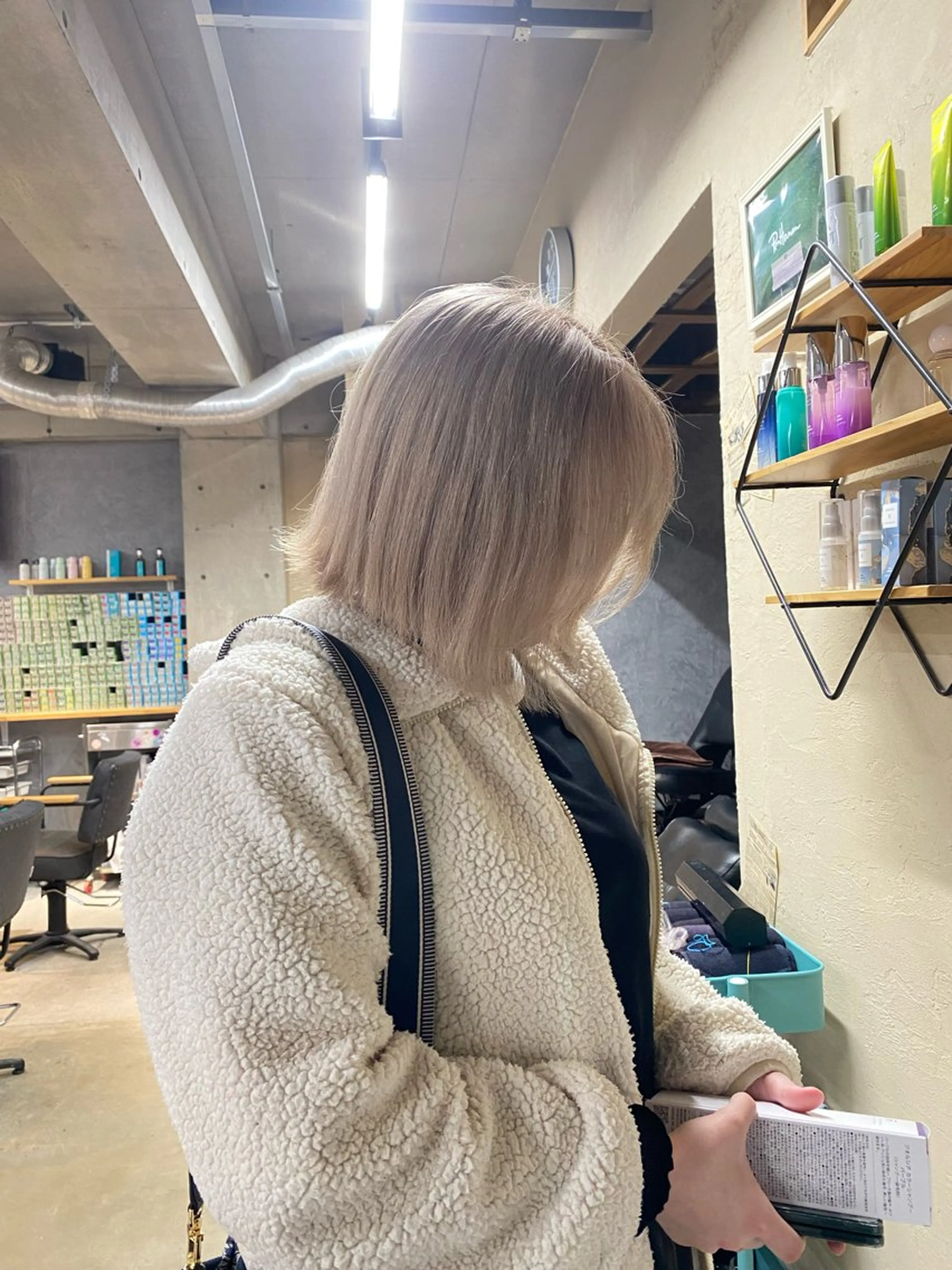 ショート カラー ベージュカラー ブリーチ ケアブリーチ ホワイトベージュ ヘアカラー トリートメント SUONO所属・ブリーチムラ修正 /ハイトーン/青砥大のヘアスタイル