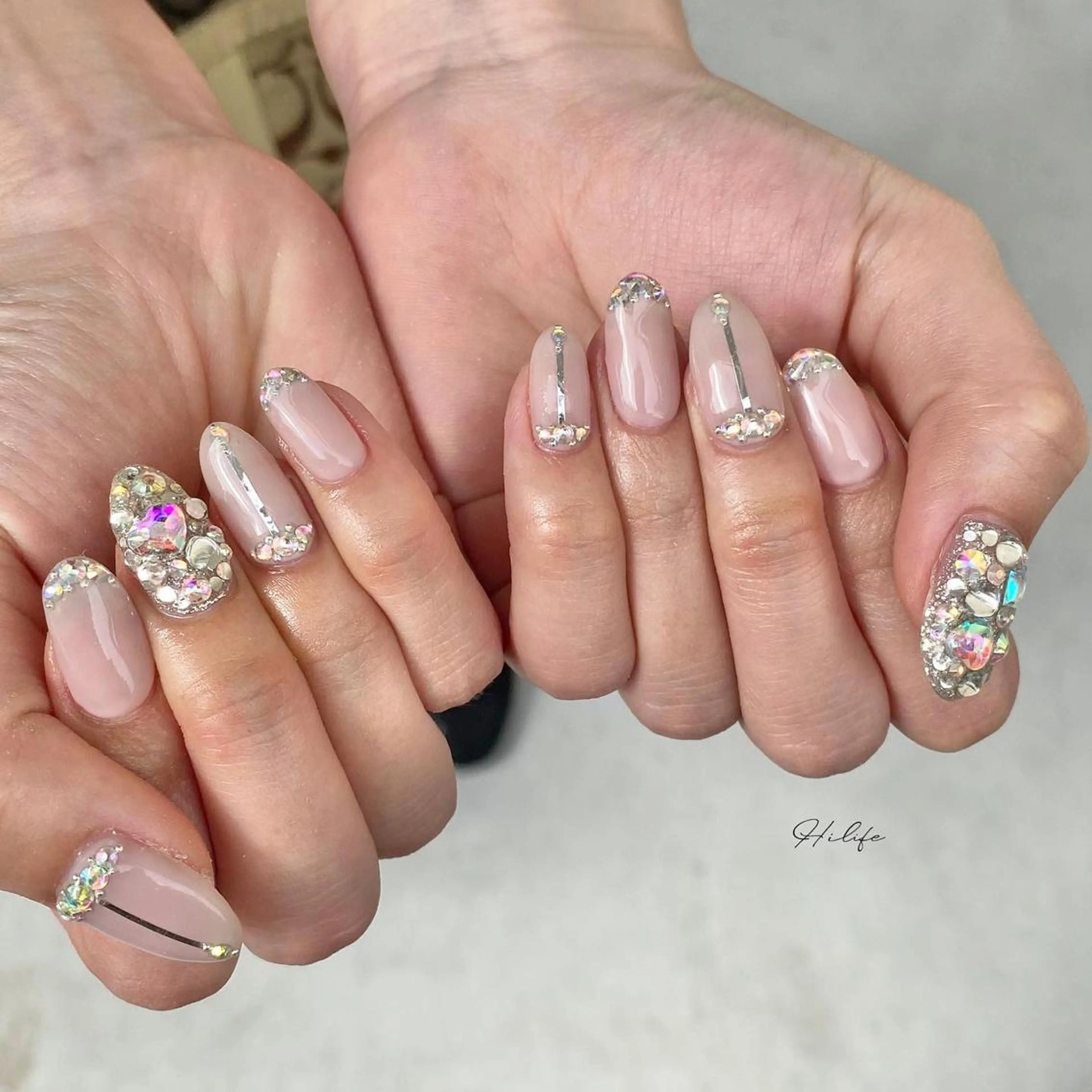 ネイル キラキラネイル ピンク ピンクベージュ ネイルチップ ハンドネイル Nail Adore.のネイルデザイン