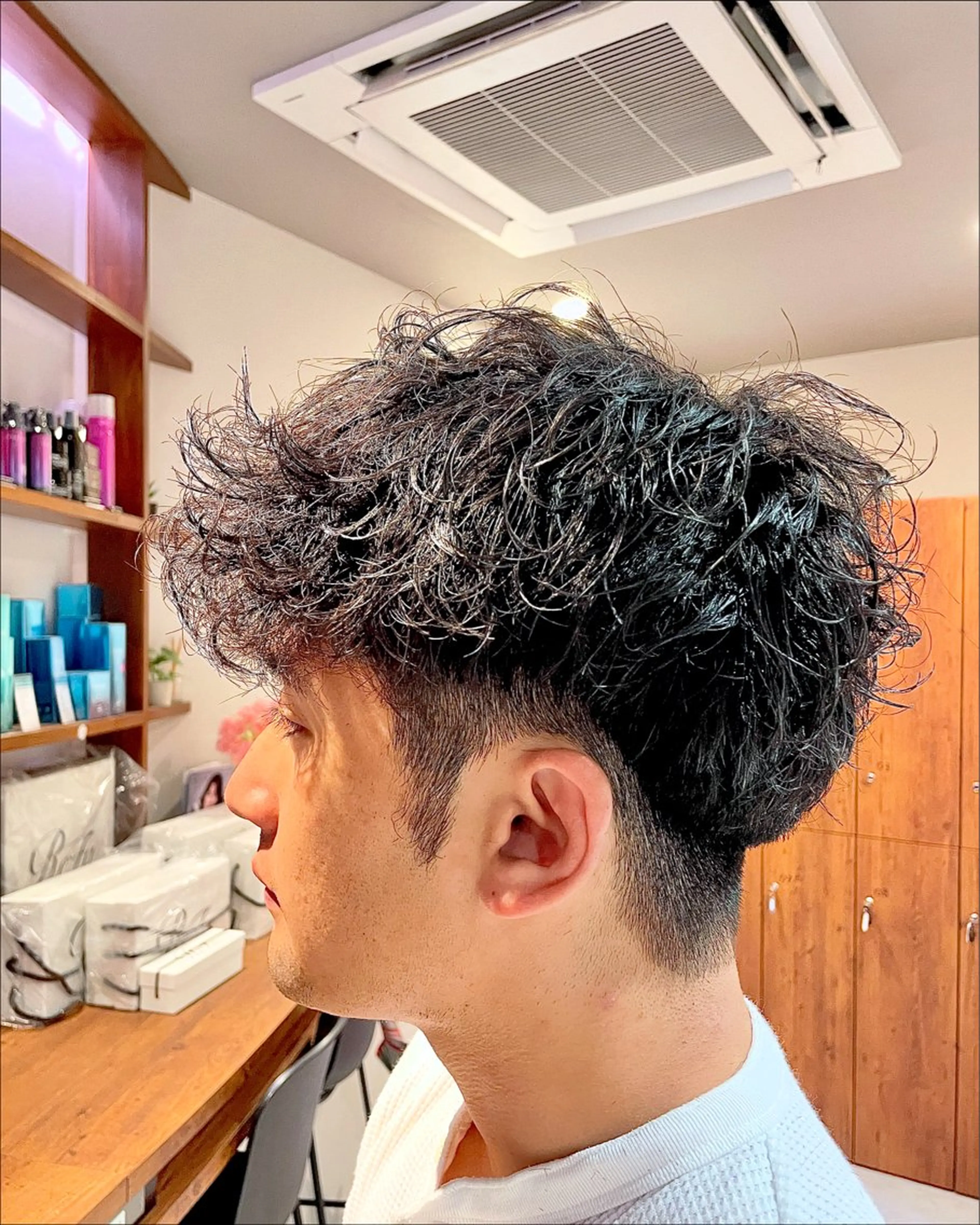 ショート パーマ メンズ メンズパーマ シャドーパーマ 刈り上げ メンズ毛流れパーマ/ センターパート/怜哉のヘアスタイル