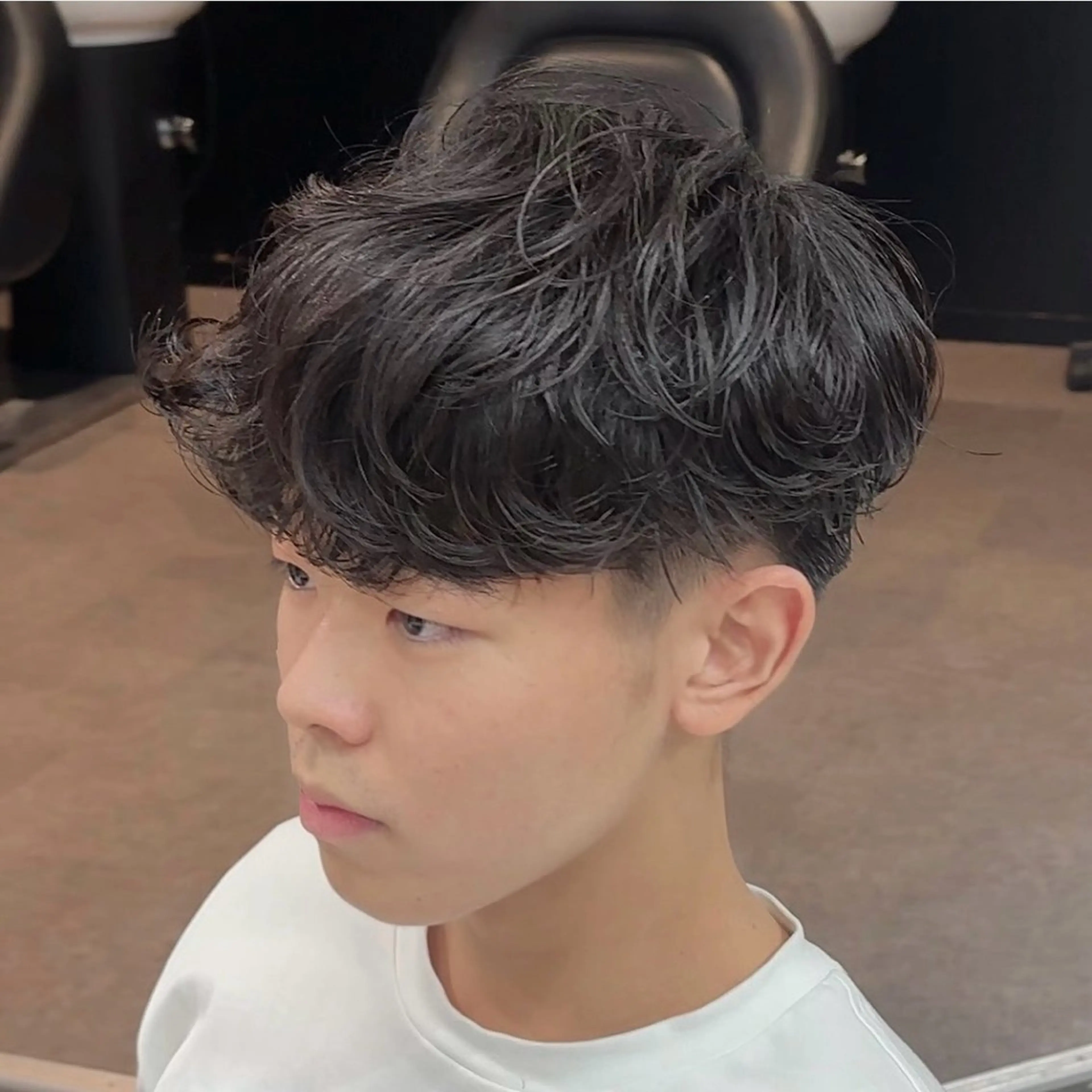 メンズ センターパート ダウンパーマ カルマパーマ マッシュ メンズパーマ カット パーマ トリートメント 新宿/韓国メンズ RIKUパーマのヘアスタイル