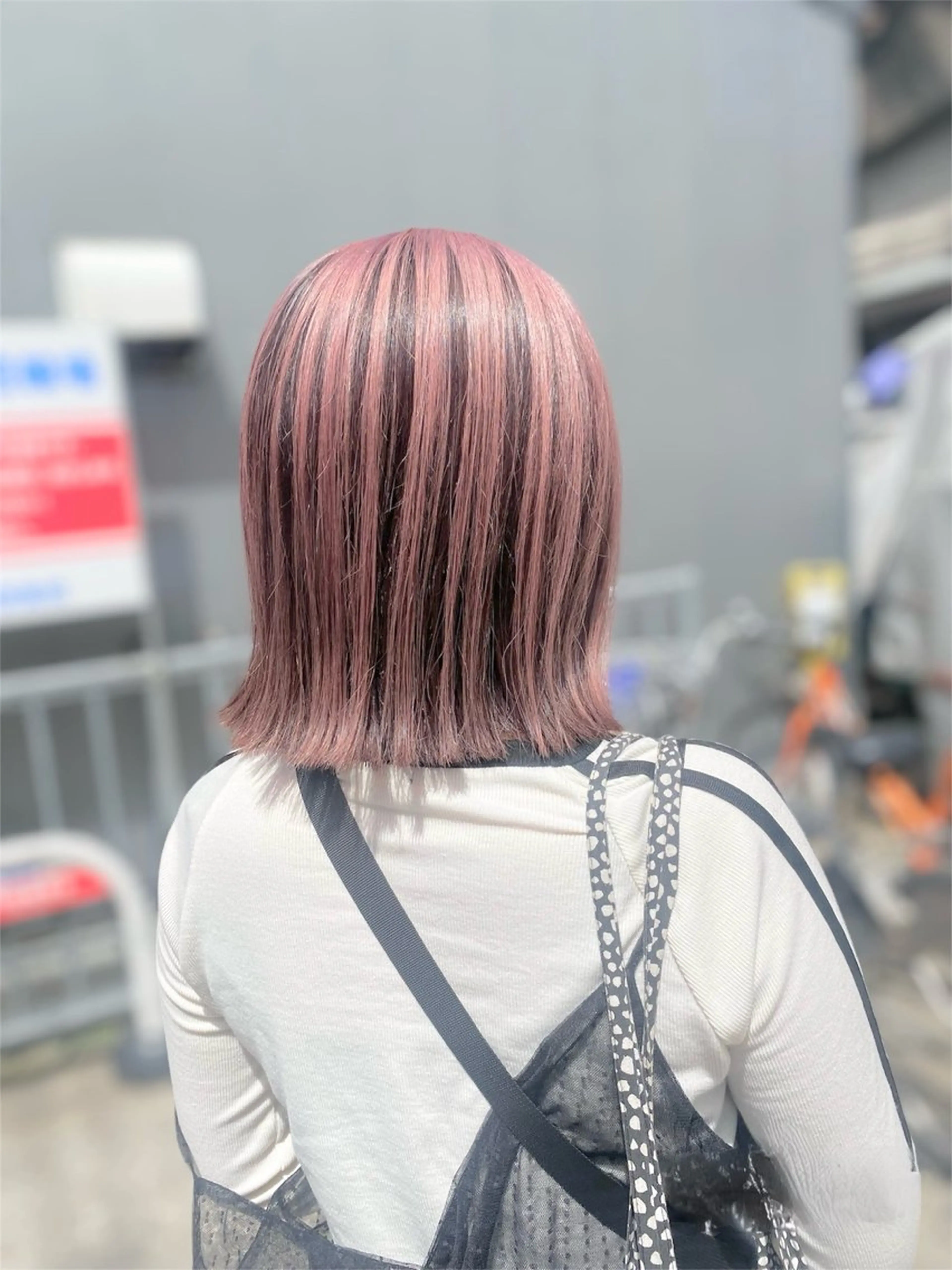 ミディアム カラー 切りっぱなしボブ デザインカラー ボブ カット ヘアカラー _White所属・ＳＨＩ ＺＵのヘアスタイル
