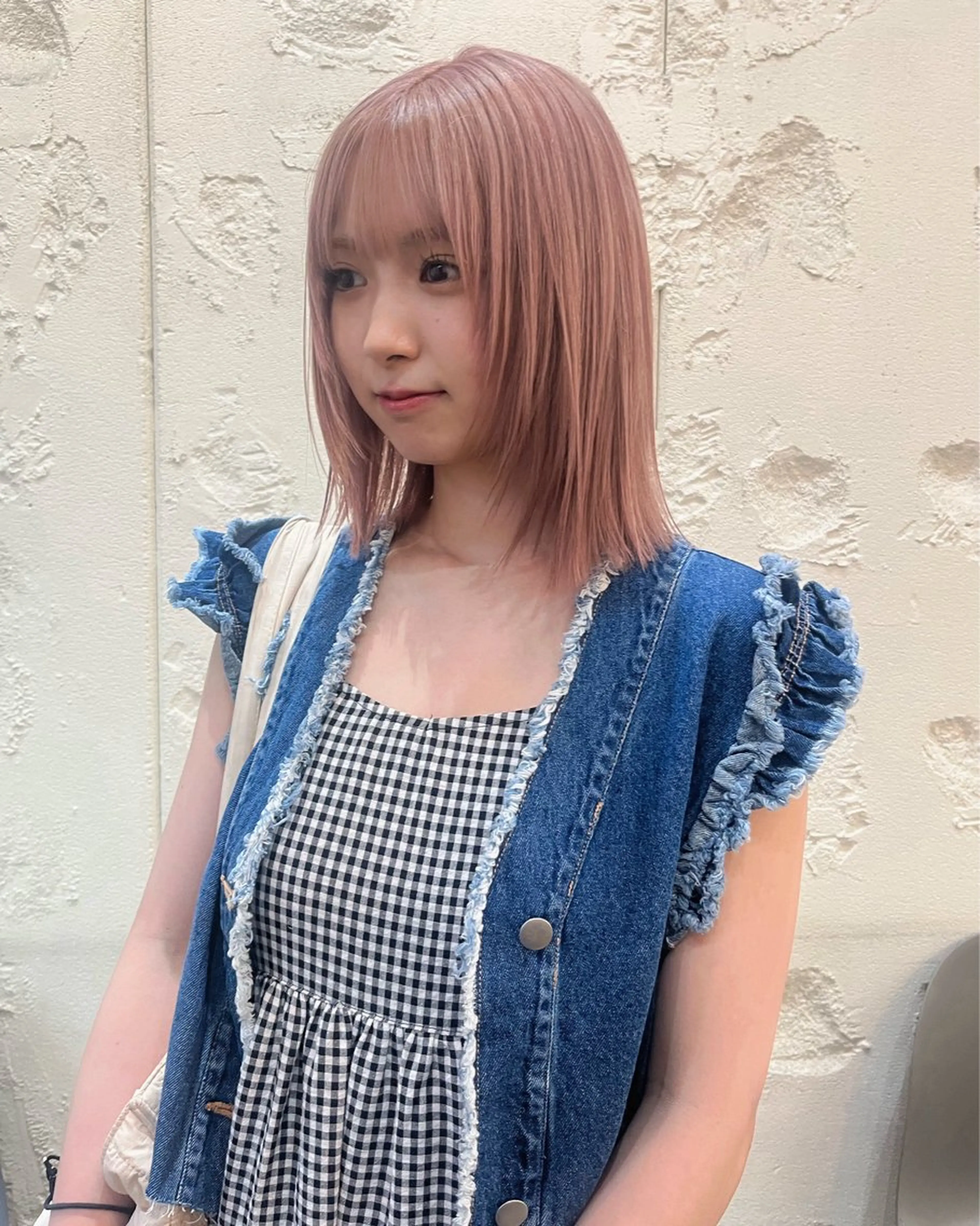 ミディアム カラー ベージュカラー ブリーチ ピンクカラー ピンクベージュ 顔まわりレイヤー ハイトーン🦢 Natsumiのヘアスタイル