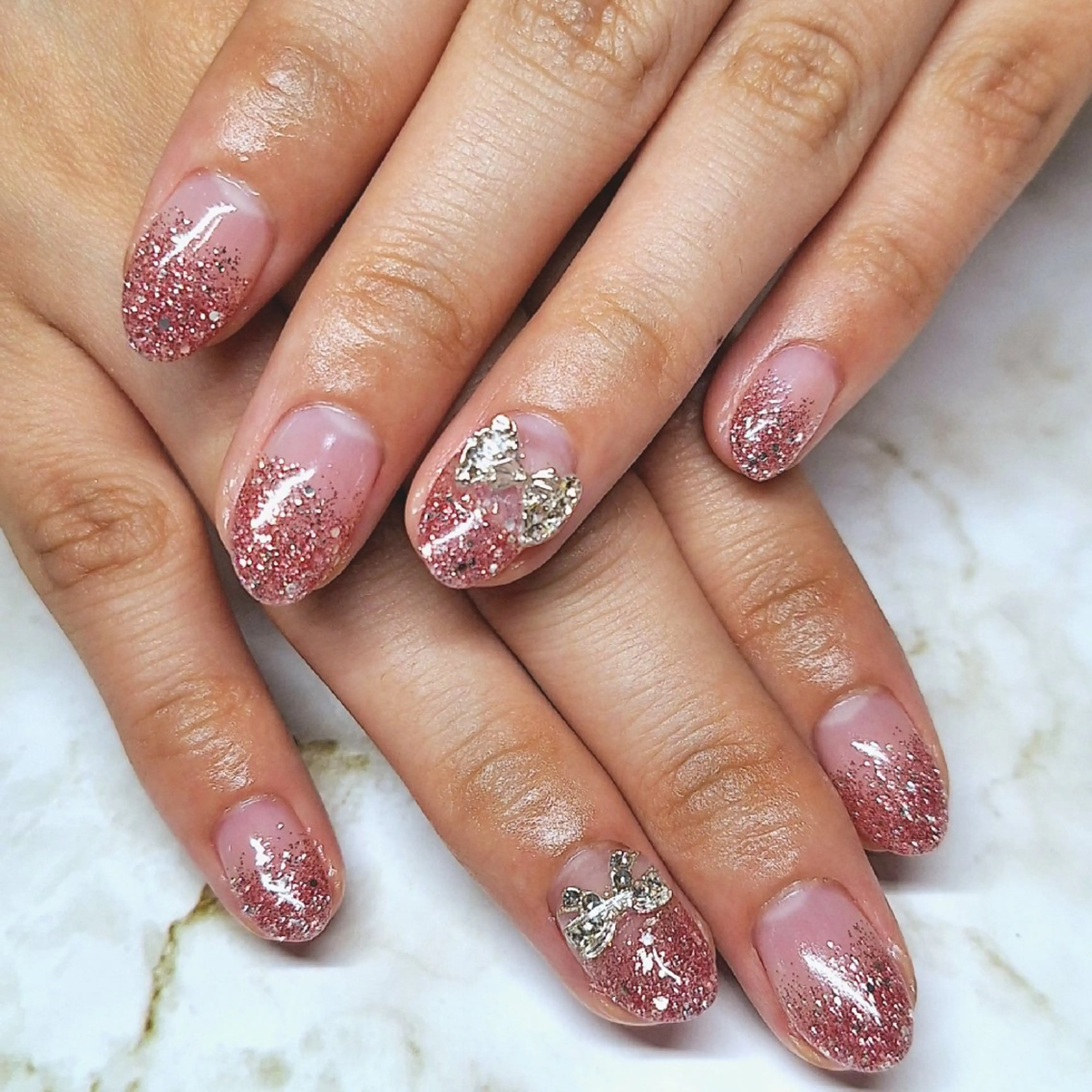 ネイル グラデーション ラメ(グリッター) ラメグラデーション リボン Nami 自由が丘のネイルデザイン