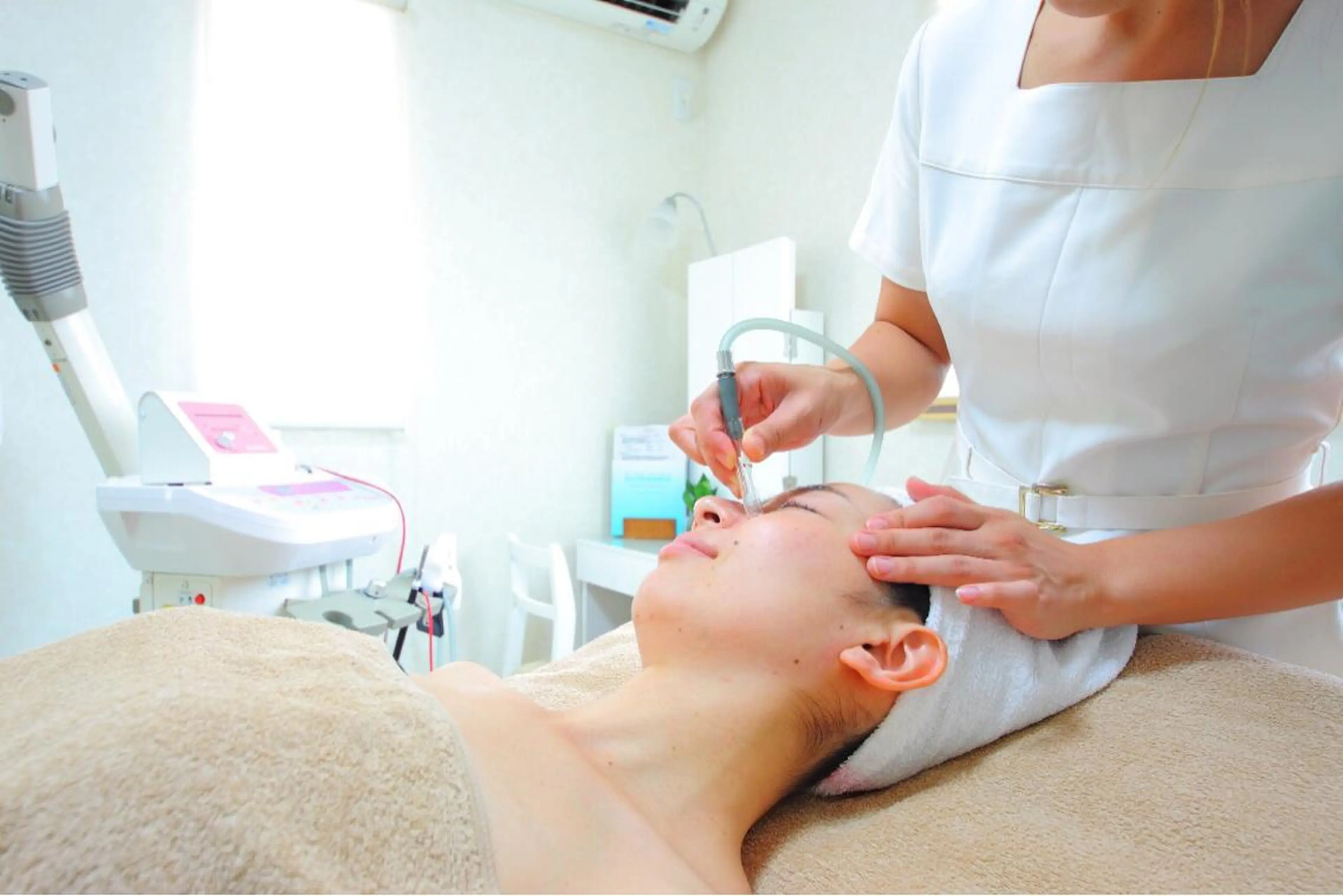 選べる美顔コース(その方のお肌状況を見ながらオプションが選べます。3500円​〜​)の写真