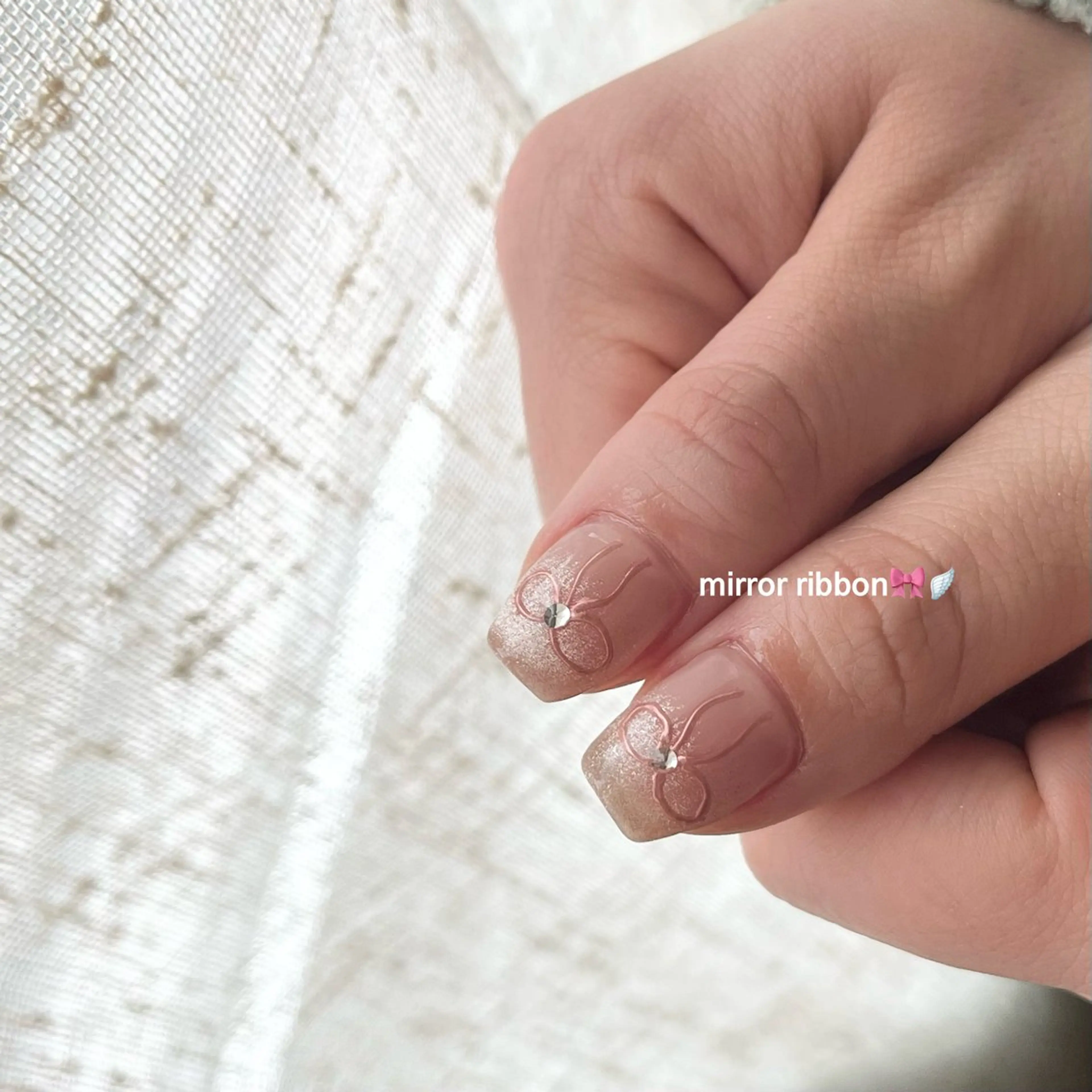 ネイル ミラーネイル リボン ハンドネイル happiness プライベートサロンのネイルデザイン