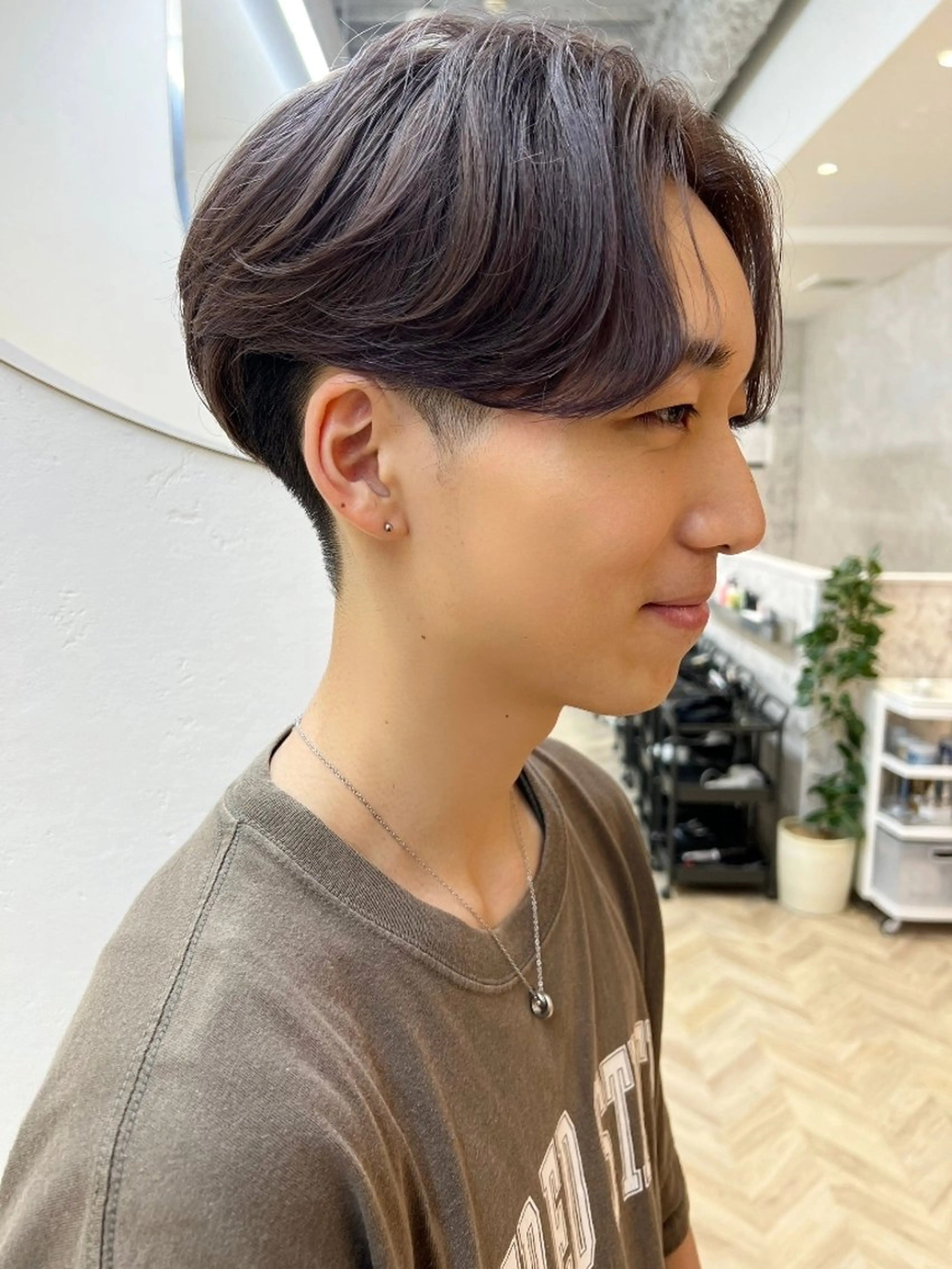 メンズ カラー マッシュ アッシュ ラベンダーカラー ラベンダーアッシュ ヘアカラー トリートメント メンズ ヘアメイク  ハイトーン キャロのヘアスタイル