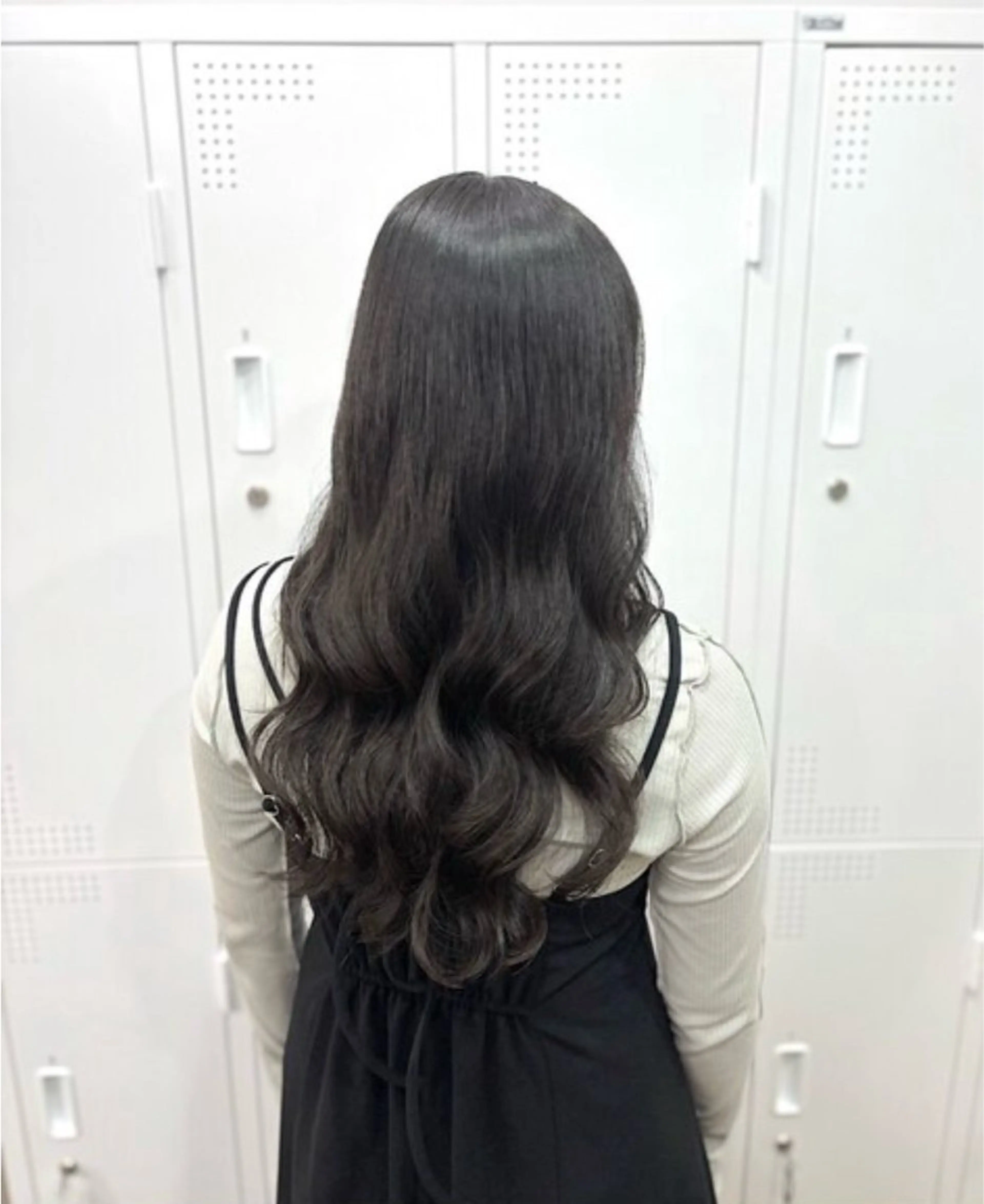 ロング ブリーチなしカラー /ベージュカラーのヘアスタイル