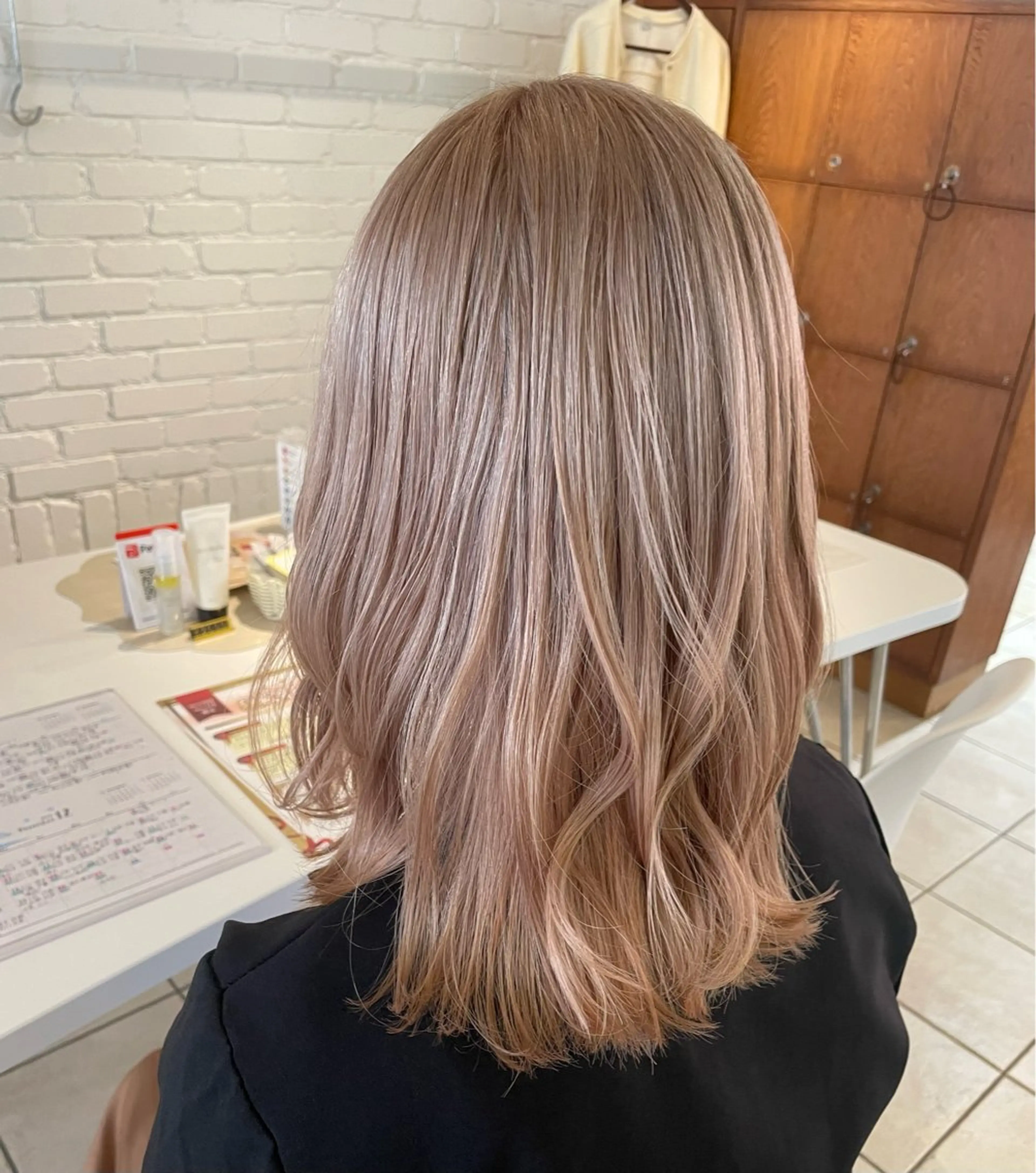 セミロング カラー ベージュカラー ブリーチ ホワイトベージュ 小柳 歩美のヘアスタイル