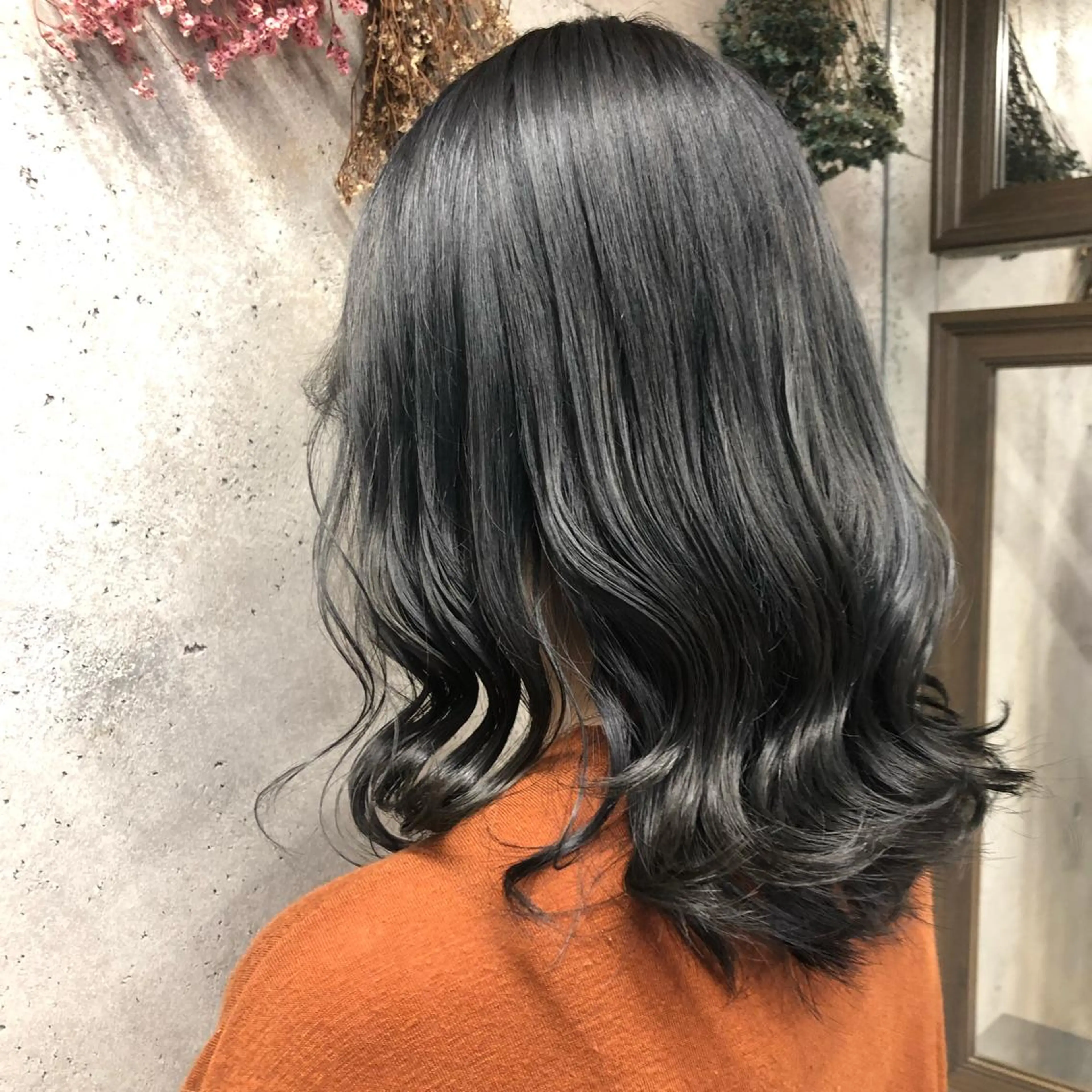 セミロング カラー 黒髪 ブルーカラー ブルーブラック シルバー wakana 【ブリーチカラー】のヘアスタイル