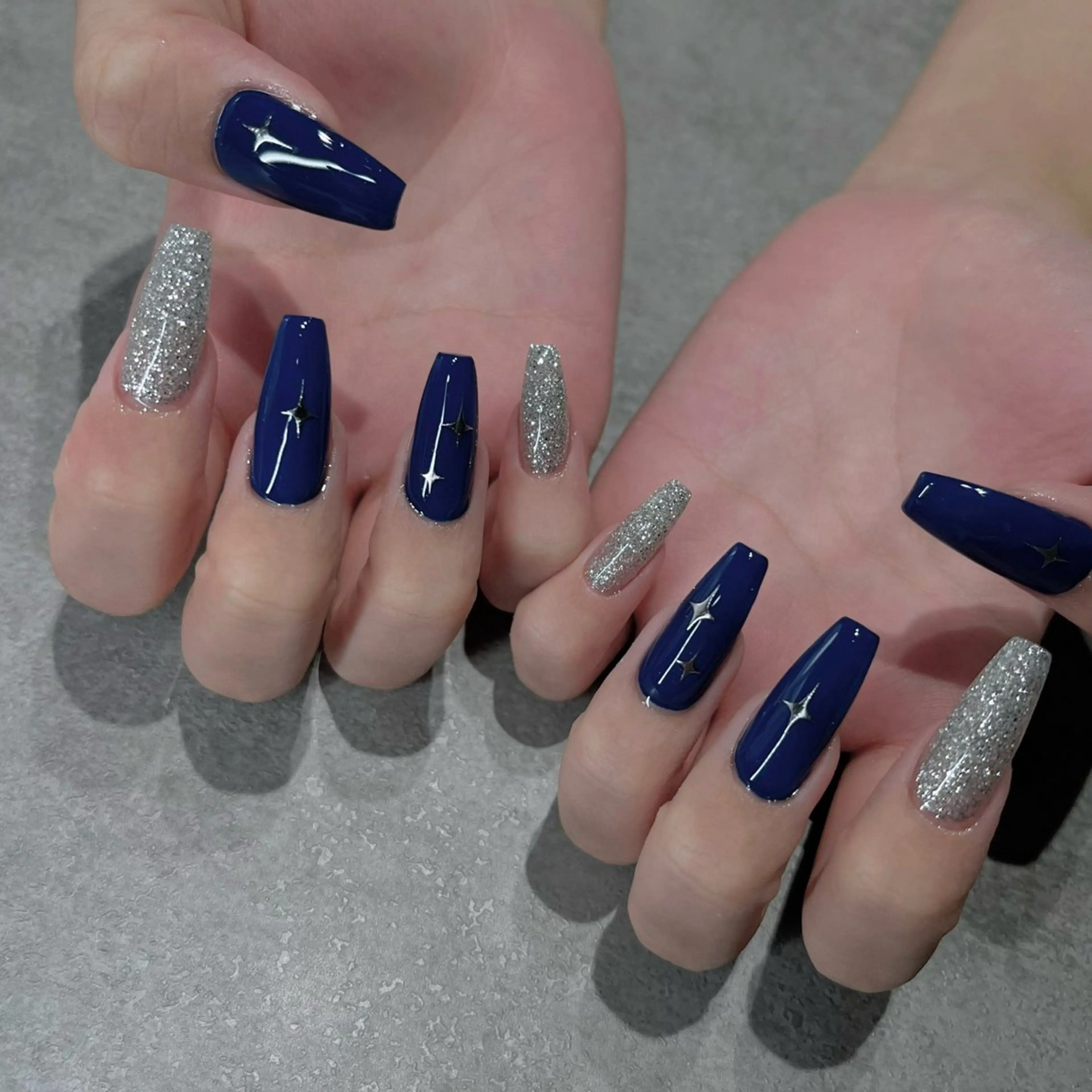 ネイル フットネイル フレンチネイル ジェルネイル ラメ(グリッター) ラメグラデーション ハンドネイル NEO Beauty Salon所属・𝐍𝐄𝐎 𝐉𝐔𝐑𝐈のネイルデザイン