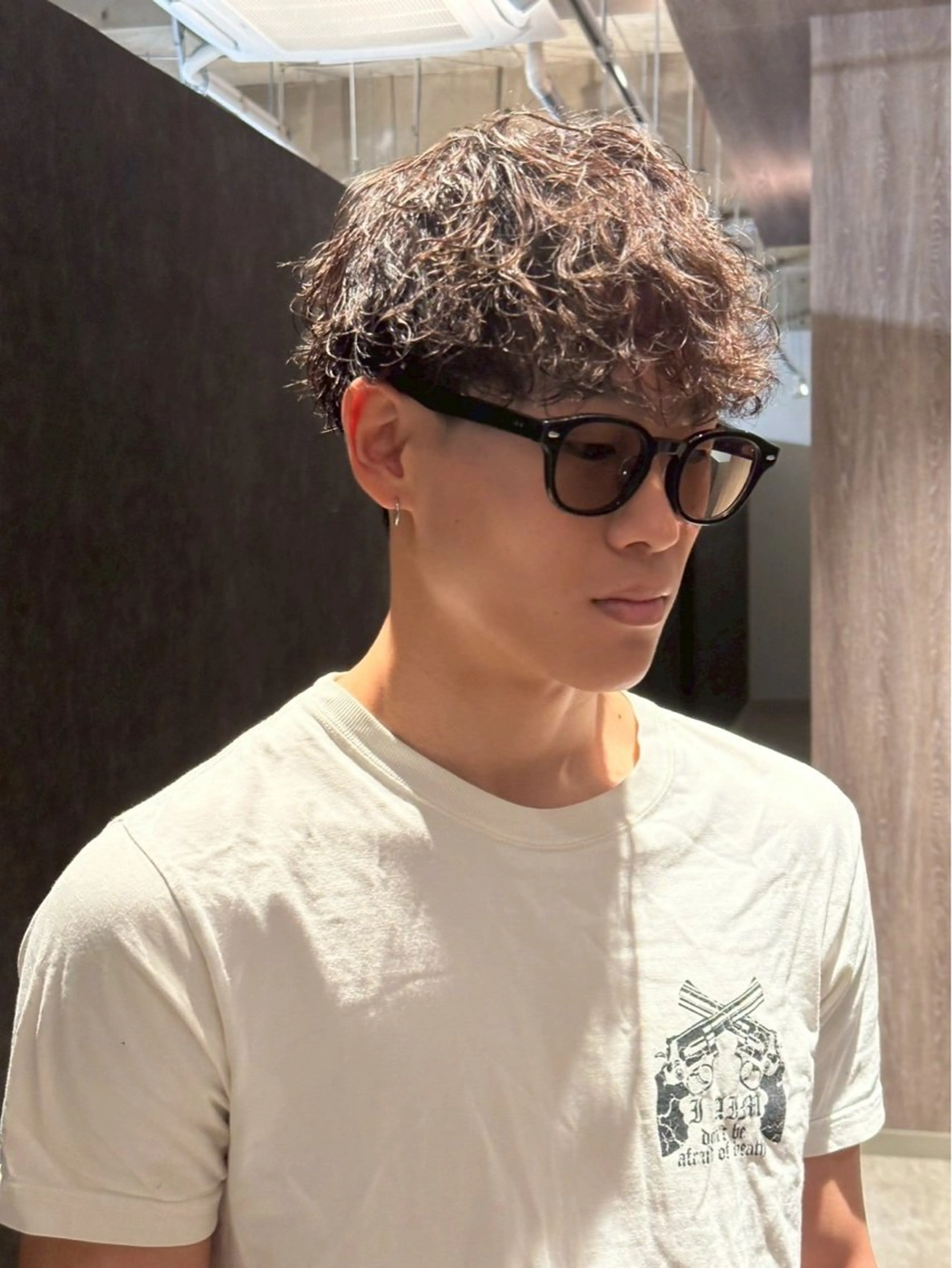 ショート パーマ メンズ メンズブリーチ センターパート フェードカット フェザーパーマ メンズハイライト カット パーマ トリートメント 金山駅前/メンズ パーマ/真柄 恒輝のヘアスタイル